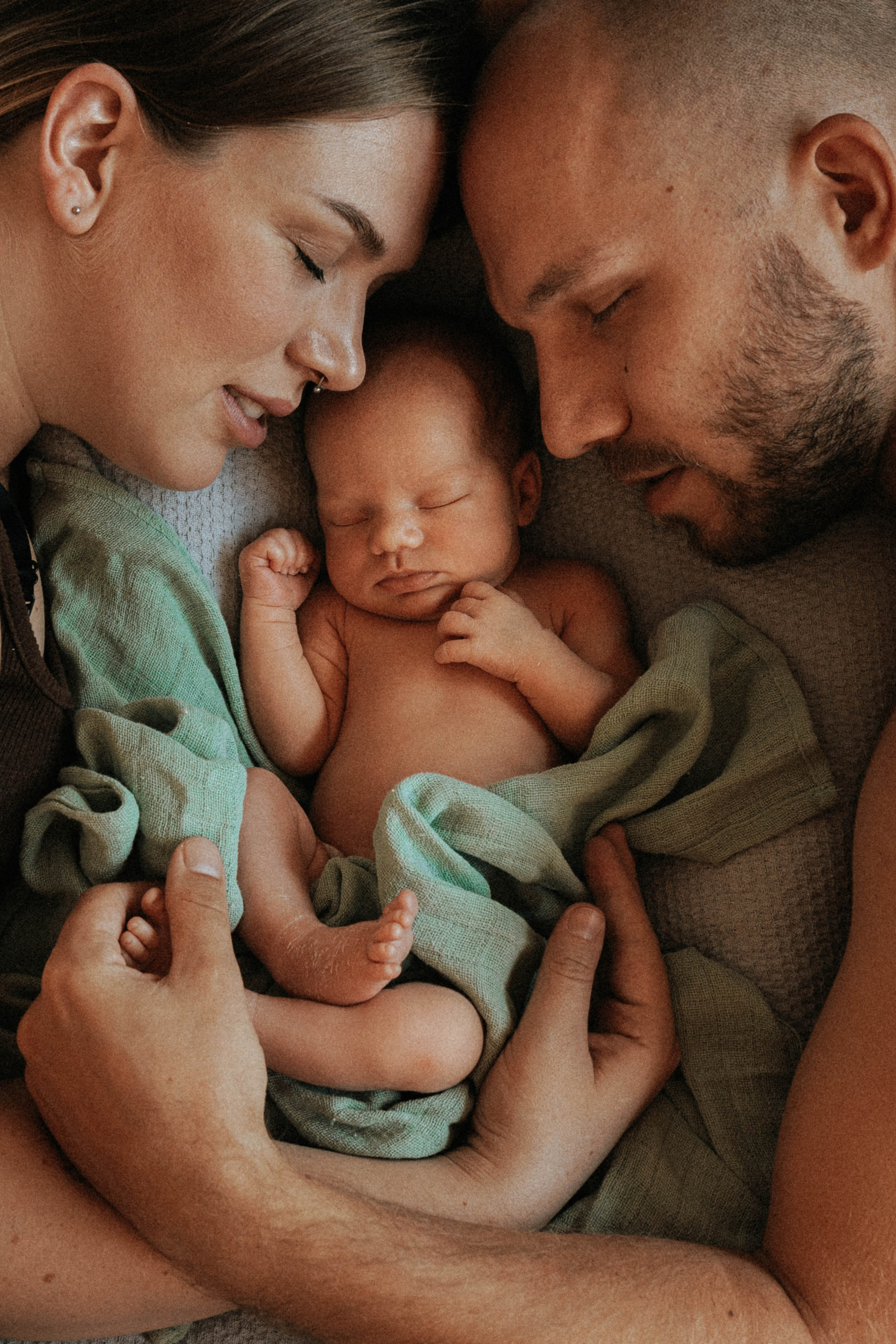 Family photo session at home. home family photo session with a newborn. Ivan Skufinsky — wedding and family photographer in Vancouver