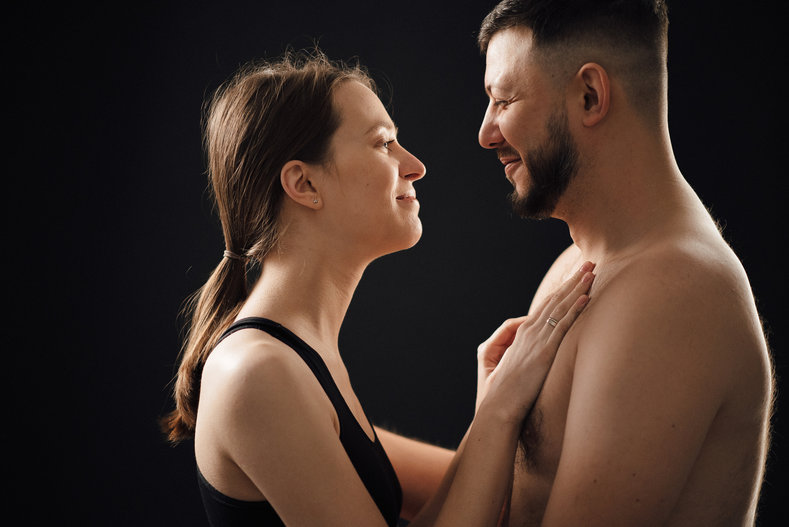 Pregnancy photo session in a photo studio with a dog. Ivan Skufinsky — wedding and family photographer in Vancouver