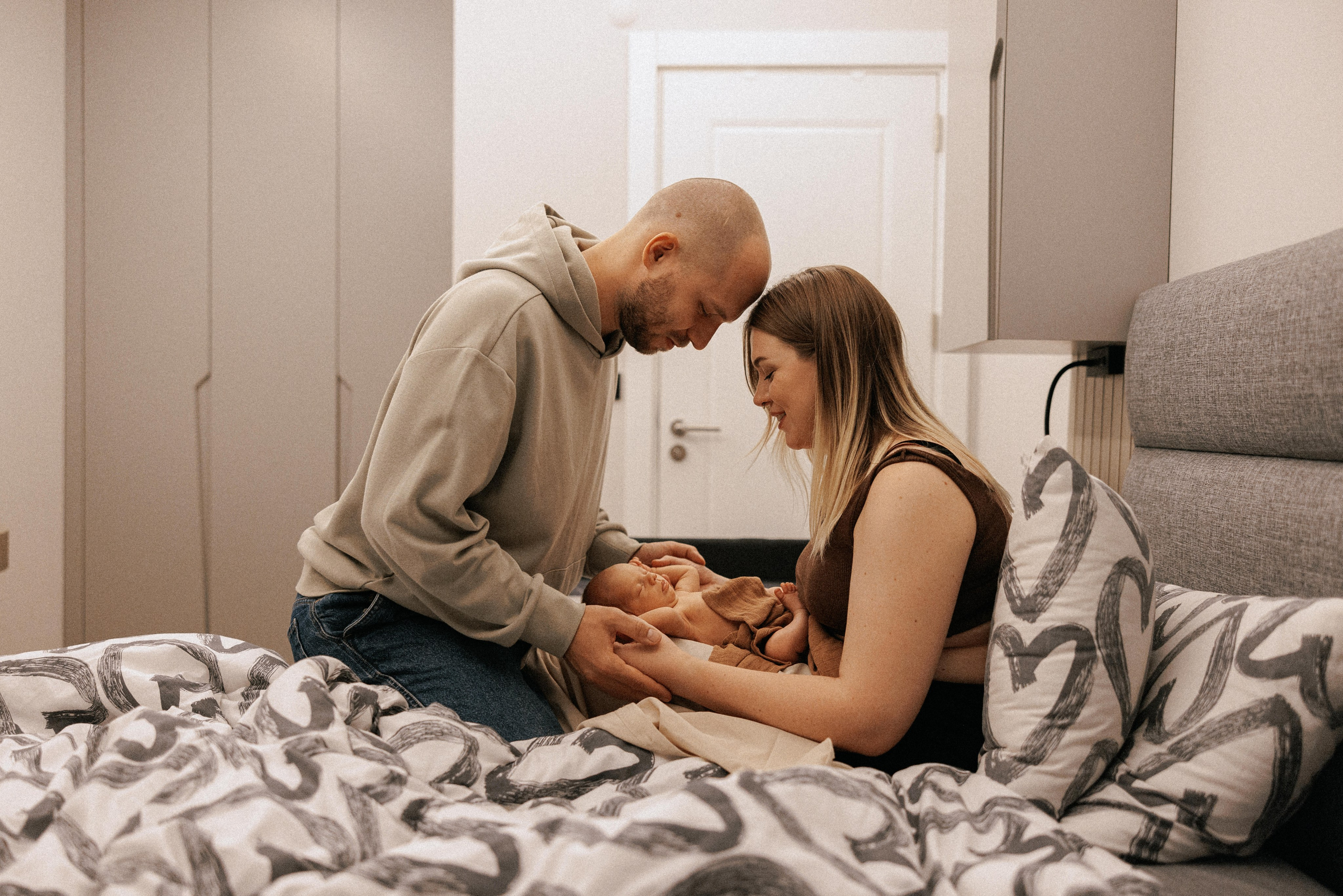 Family photo session at home. home family photo session with a newborn. Ivan Skufinsky — wedding and family photographer in Vancouver