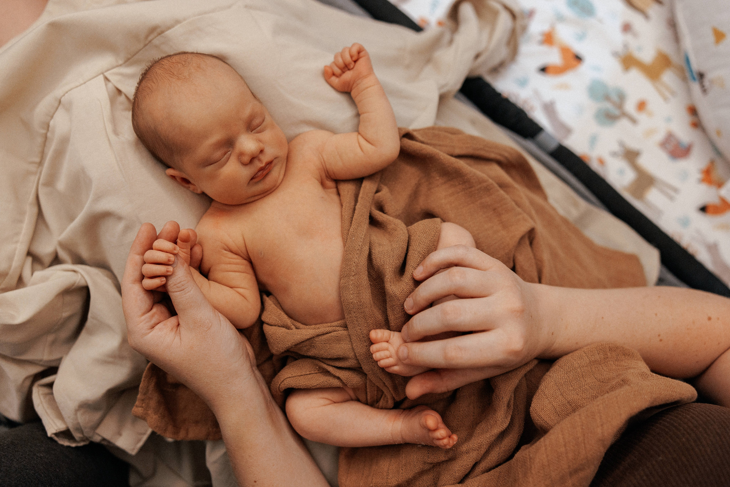Family photo session at home. home family photo session with a newborn. Ivan Skufinsky — wedding and family photographer in Vancouver