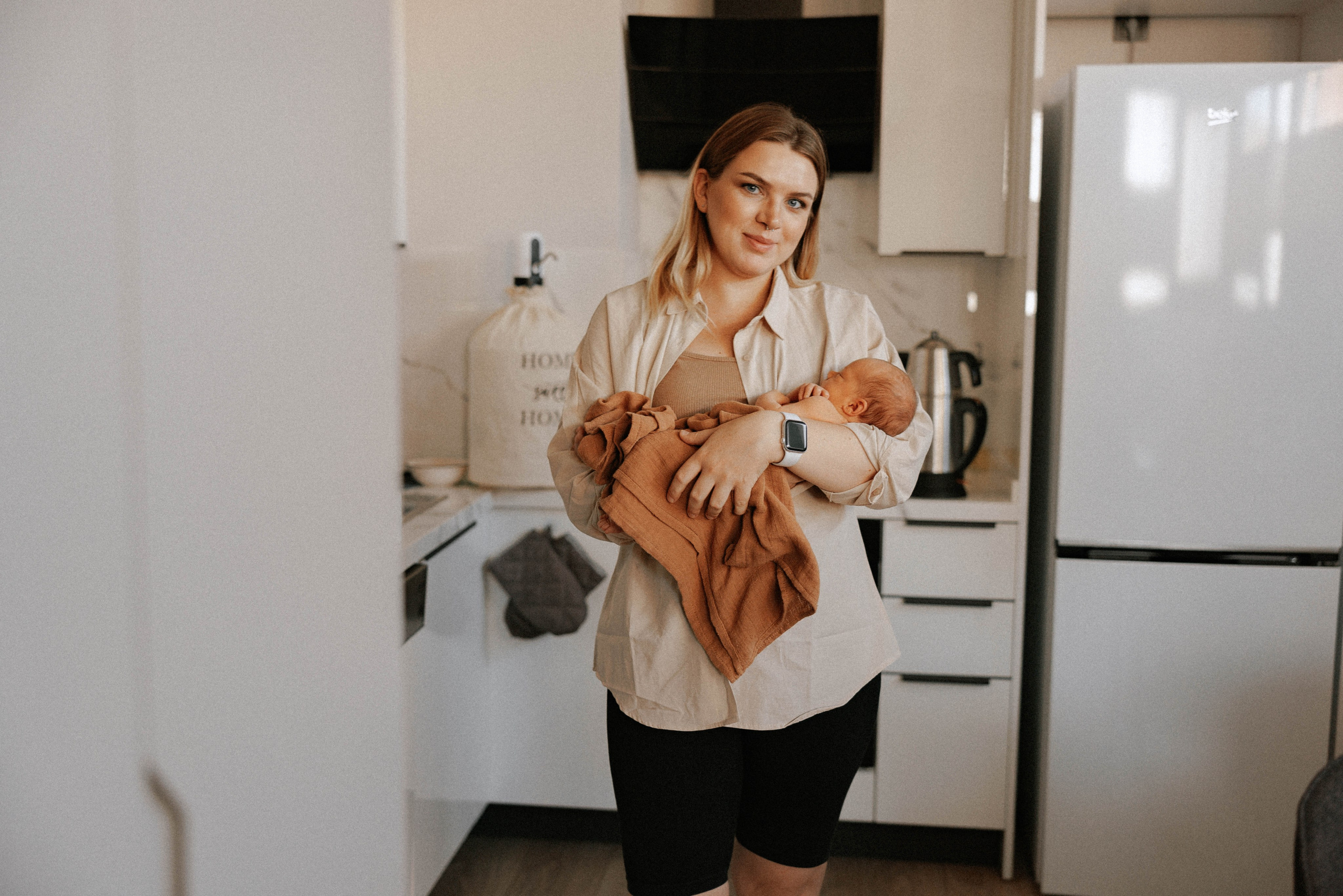 Family photo session at home. home family photo session with a newborn. Ivan Skufinsky — wedding and family photographer in Vancouver