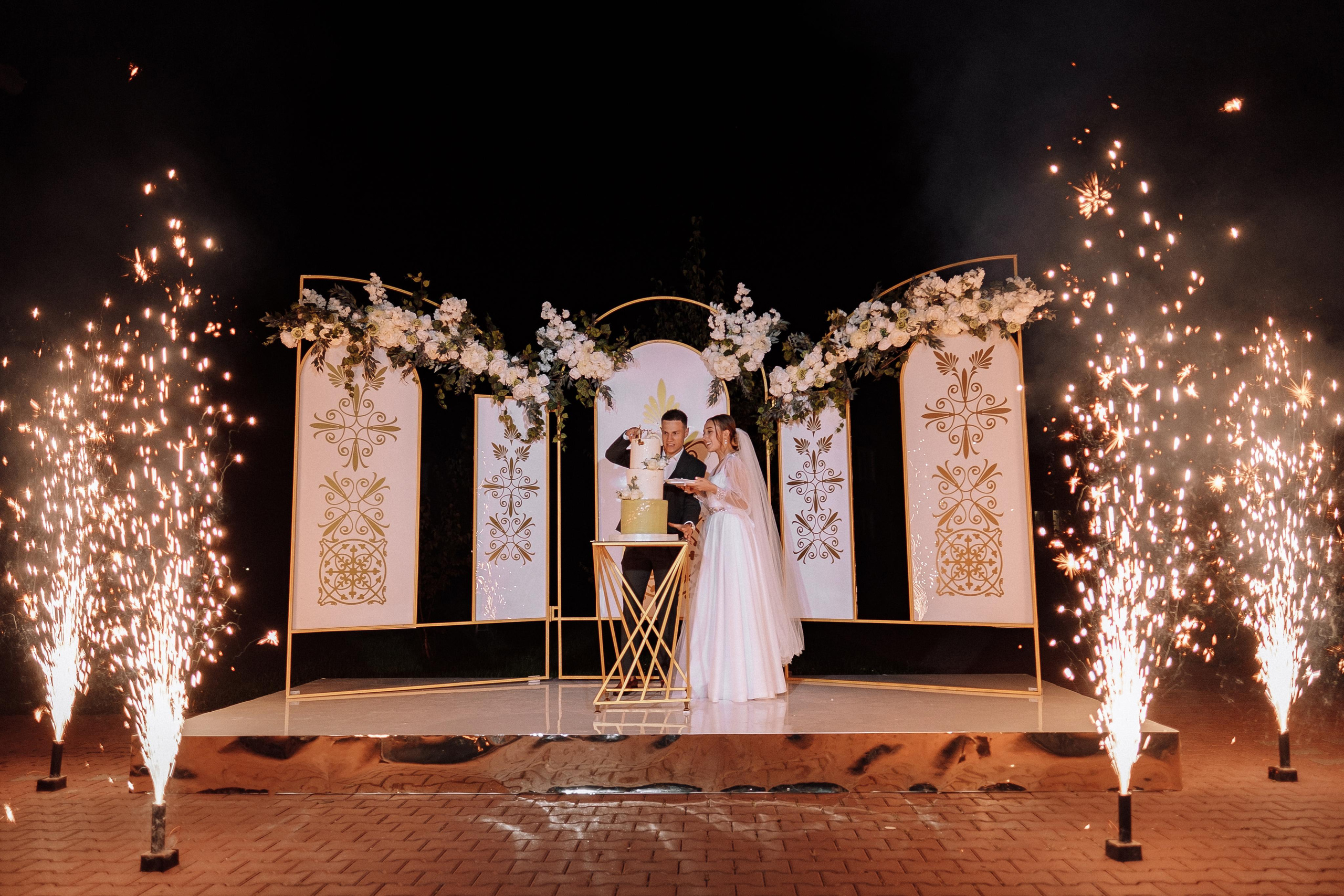 церемония разрезания торта с холодными огнями