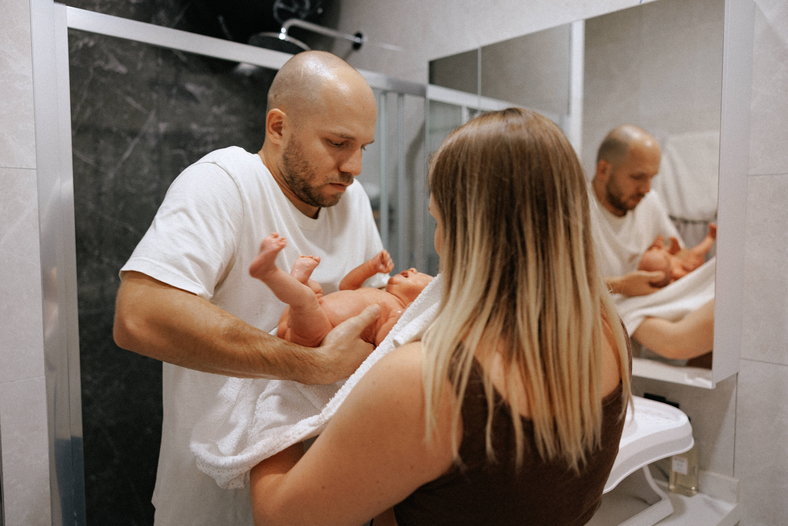 Family photo session at home. home family photo session with a newborn. Ivan Skufinsky — wedding and family photographer in Vancouver