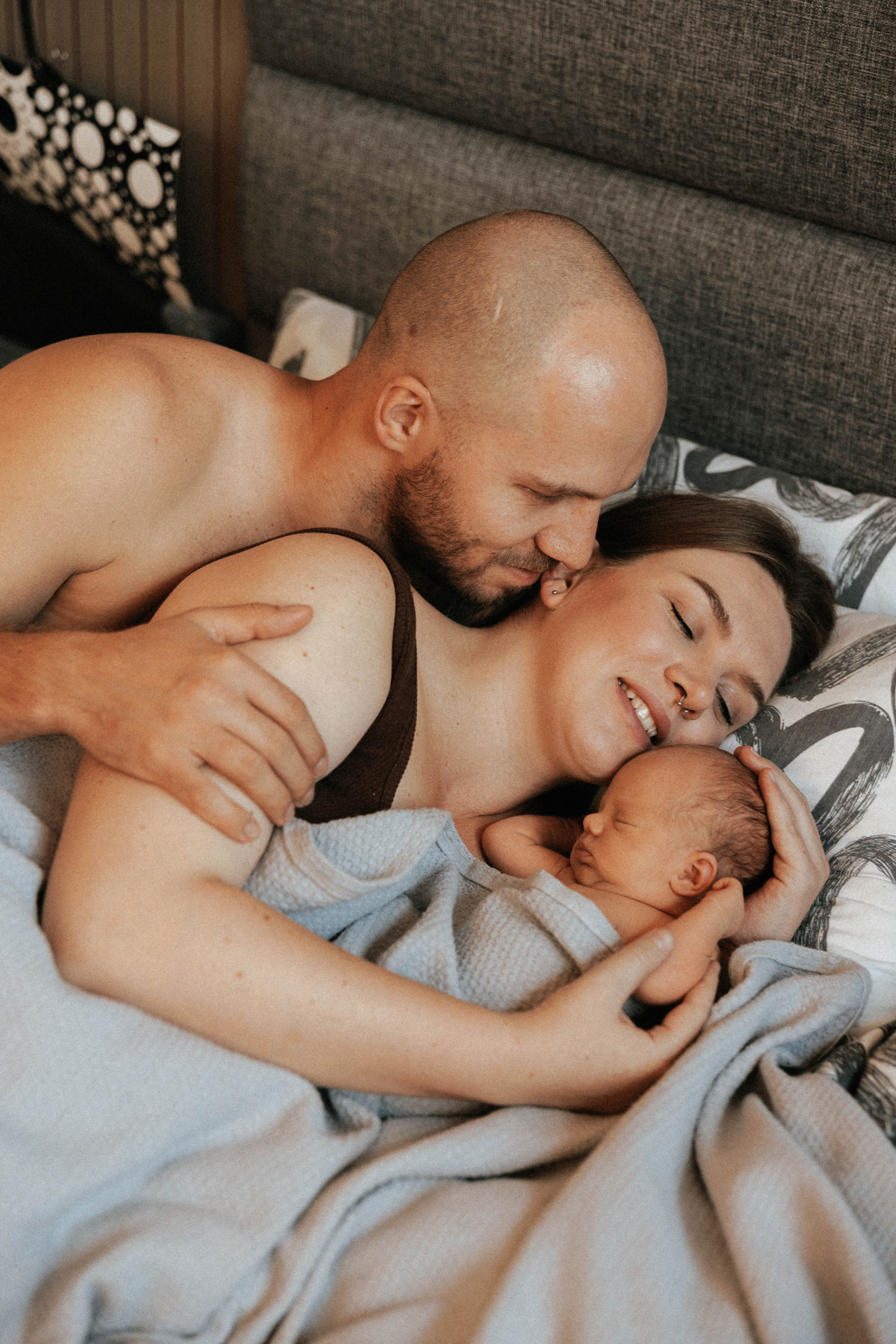 Family photo session at home. home family photo session with a newborn. Ivan Skufinsky — wedding and family photographer in Vancouver