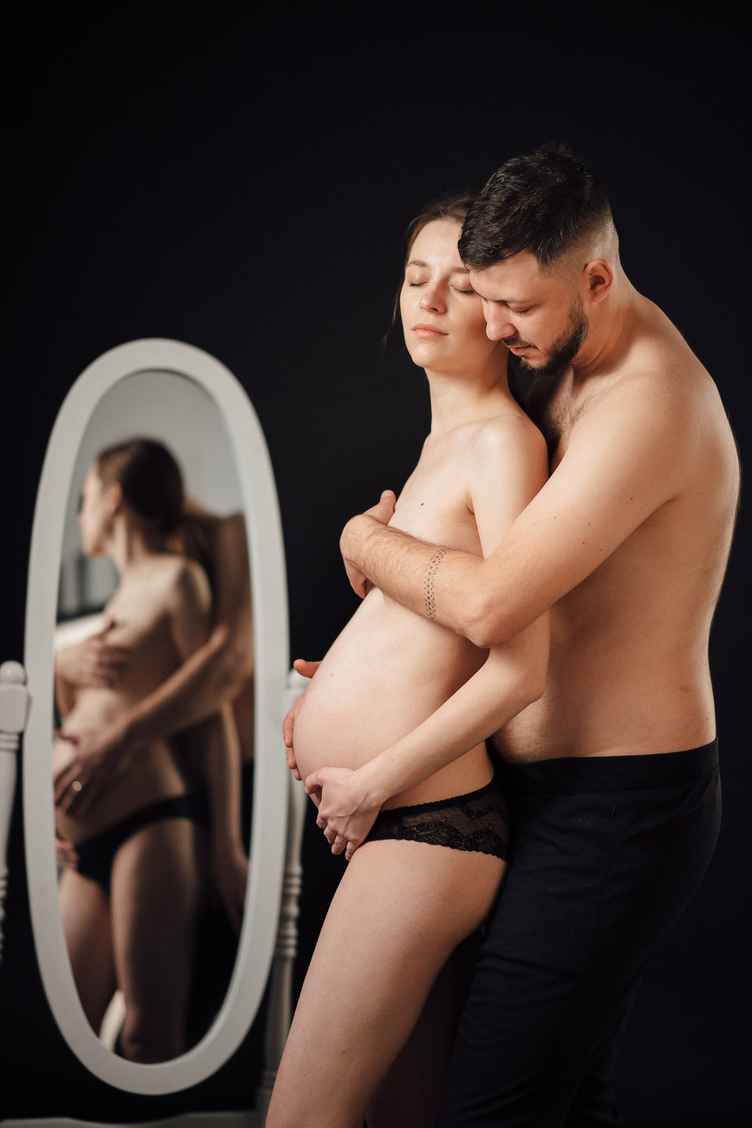 Pregnancy photo session in a photo studio with a dog. Ivan Skufinsky — wedding and family photographer in Vancouver