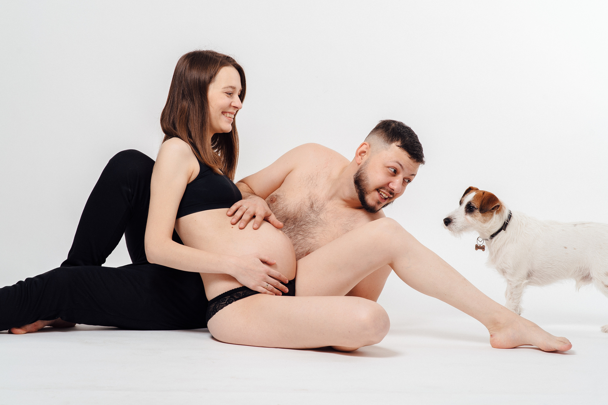 Pregnancy photo session in a photo studio with a dog. Ivan Skufinsky — wedding and family photographer in Vancouver
