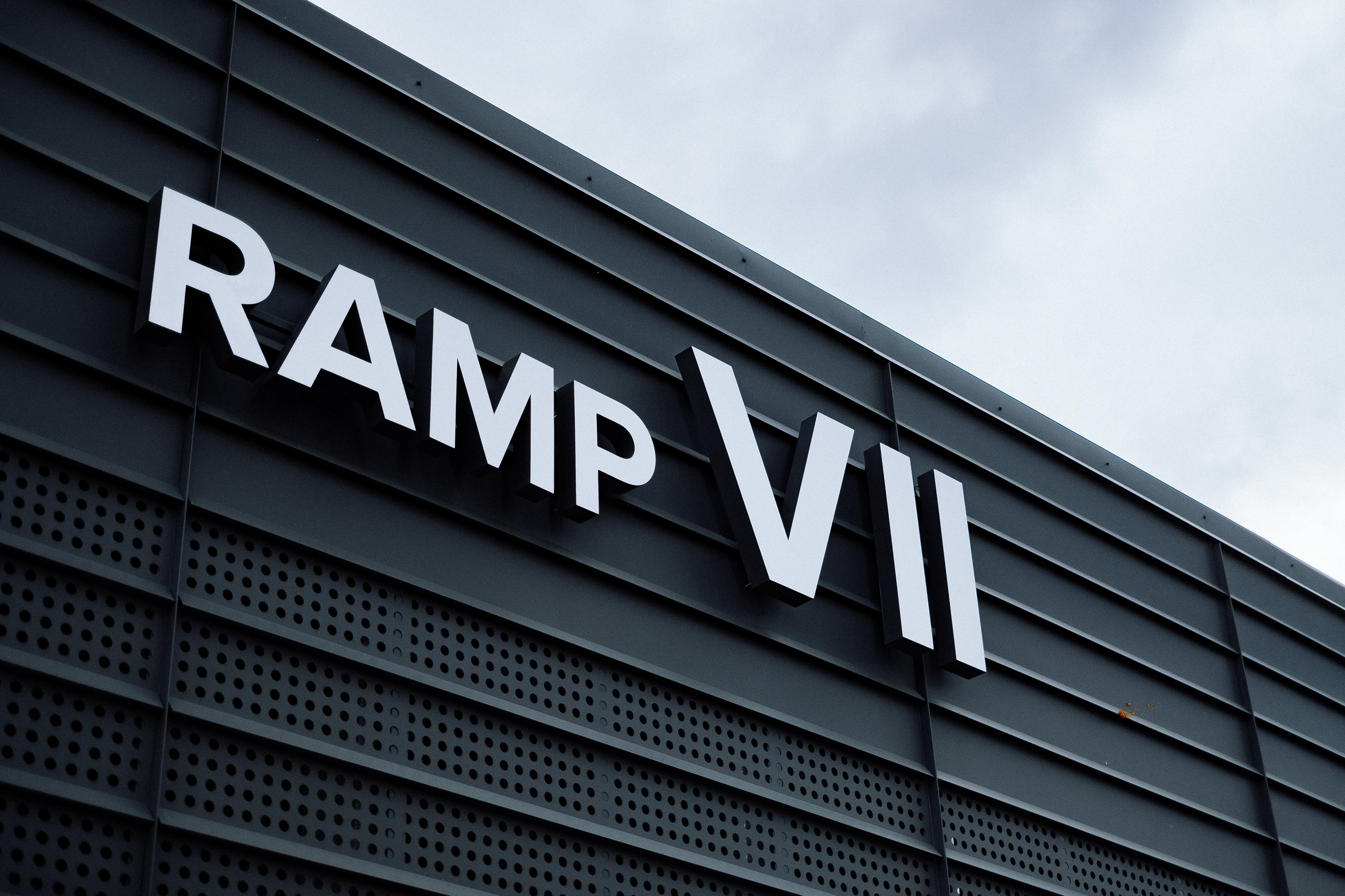 EXTERIER RETROVILLE. Ivan Skufinsky — wedding and family photographer in Vancouver