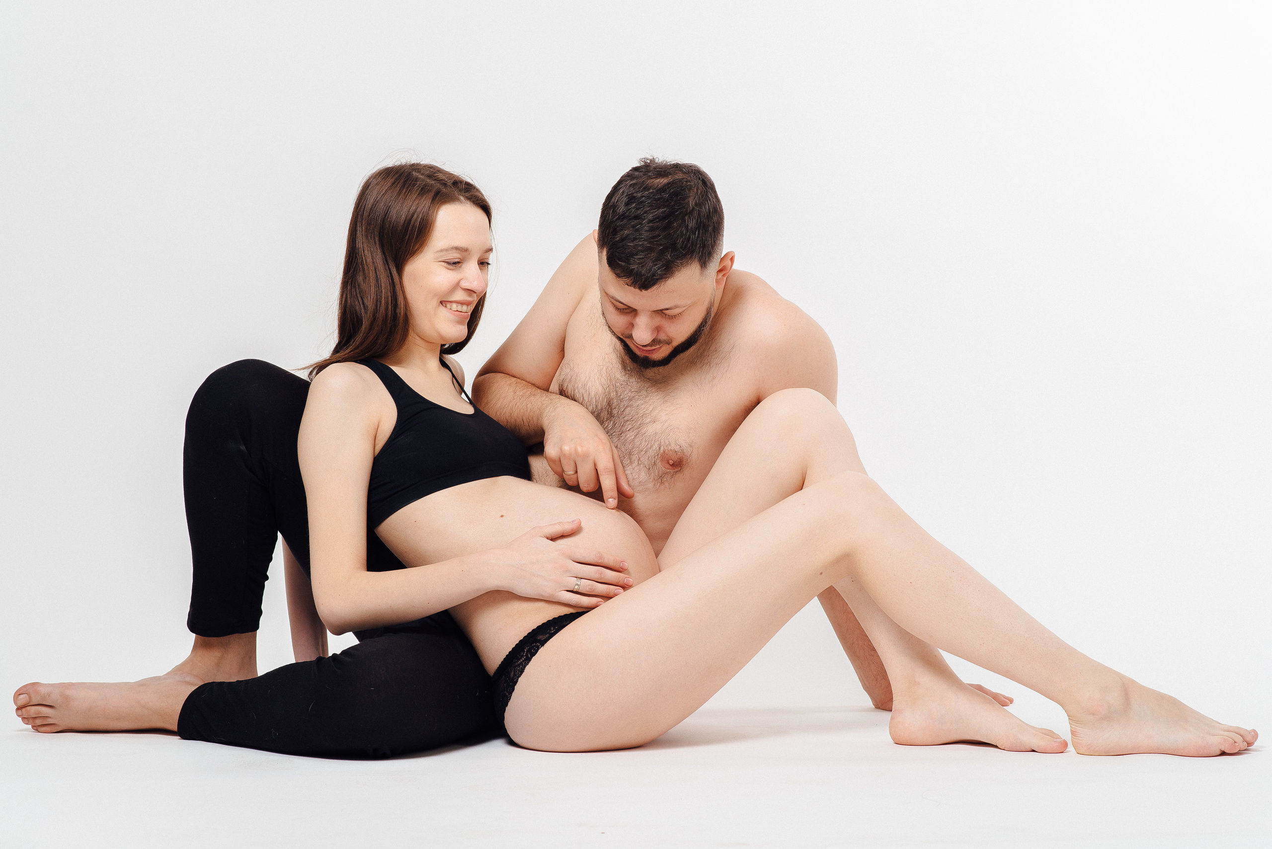 Pregnancy photo session in a photo studio with a dog. Ivan Skufinsky — wedding and family photographer in Vancouver