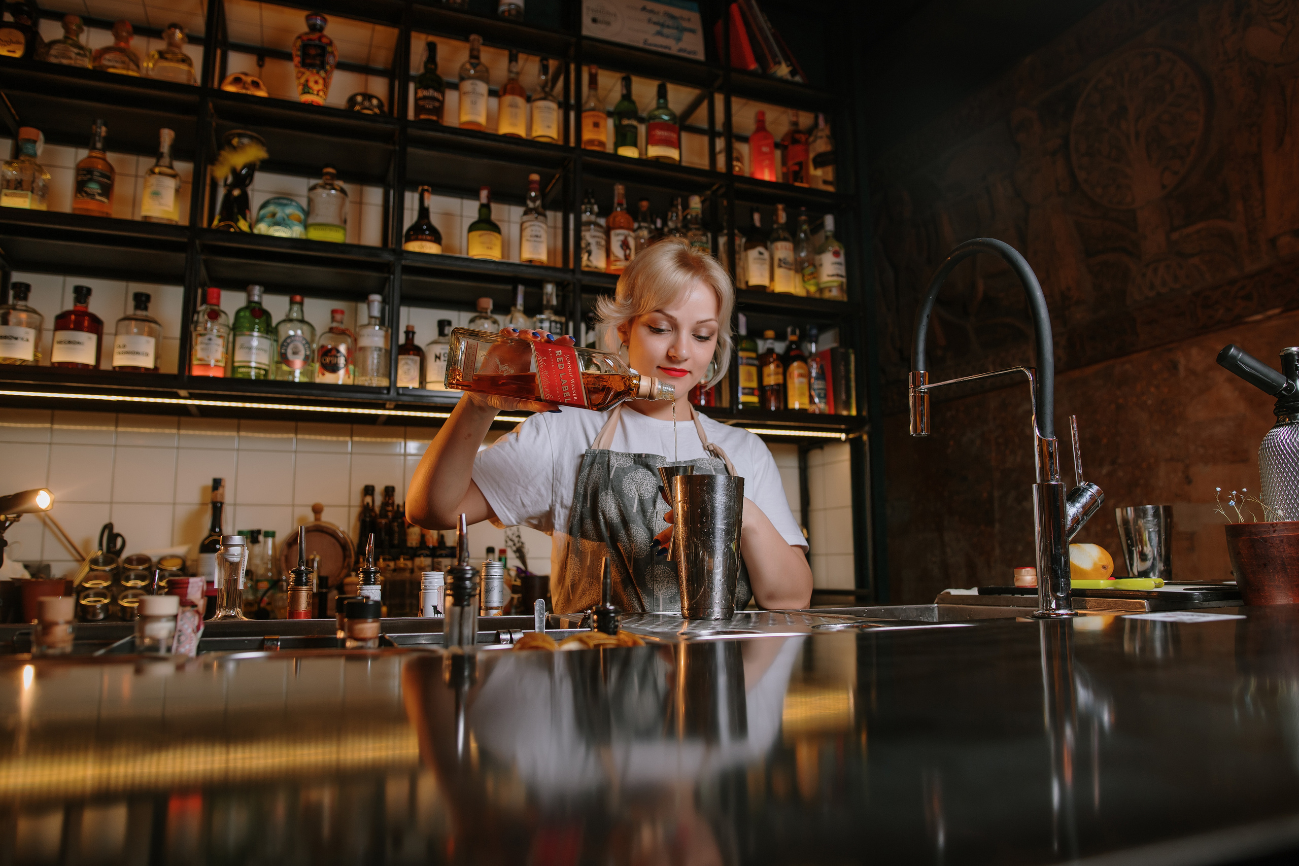 Бармен зйомка №1. Весільний фотограф у Львові Мирон Роксоляна