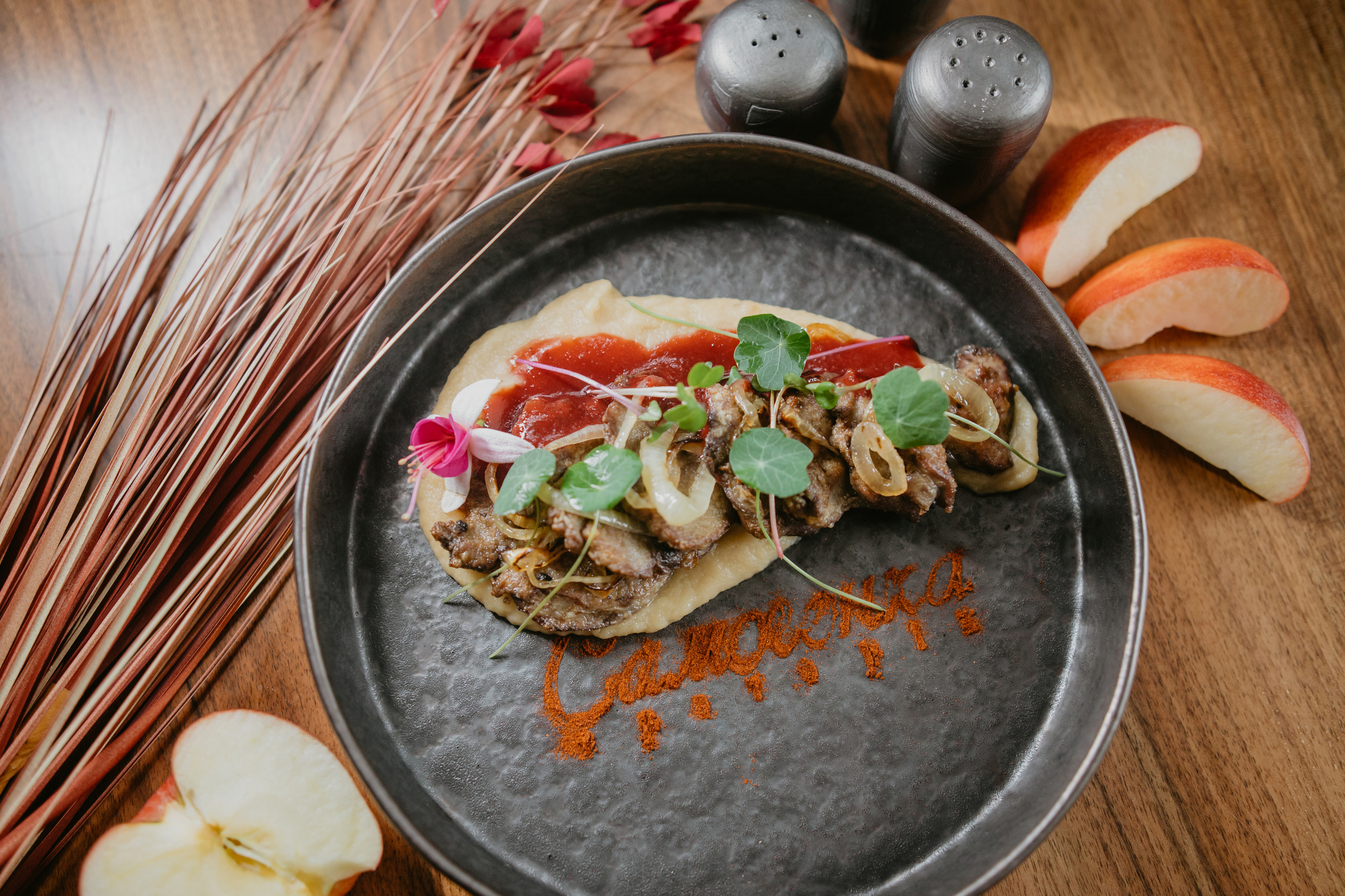 Зйомка меню для ресторану. Весільний фотограф у Львові Мирон Роксоляна