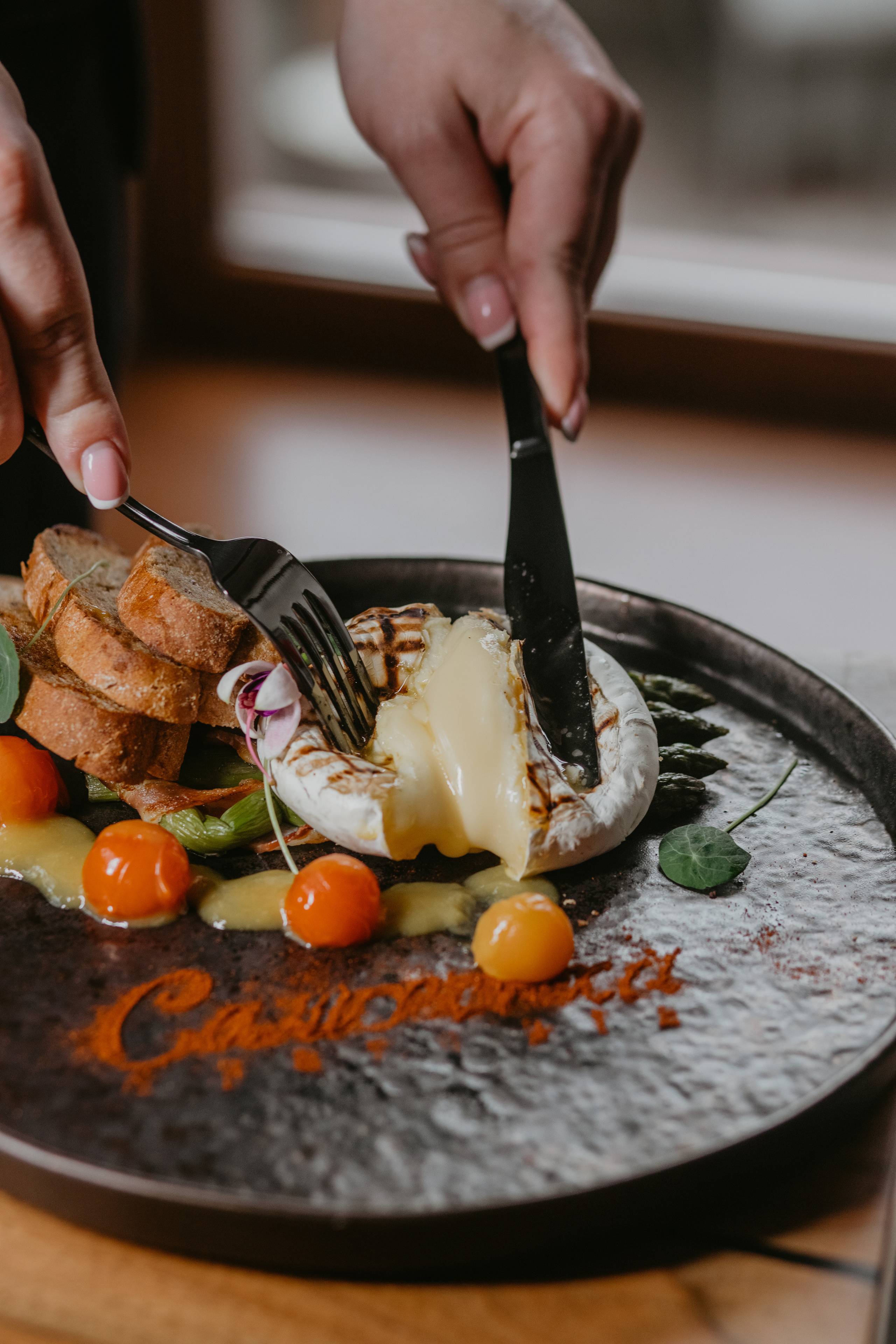 Зйомка меню для ресторану. Весільний фотограф у Львові Мирон Роксоляна