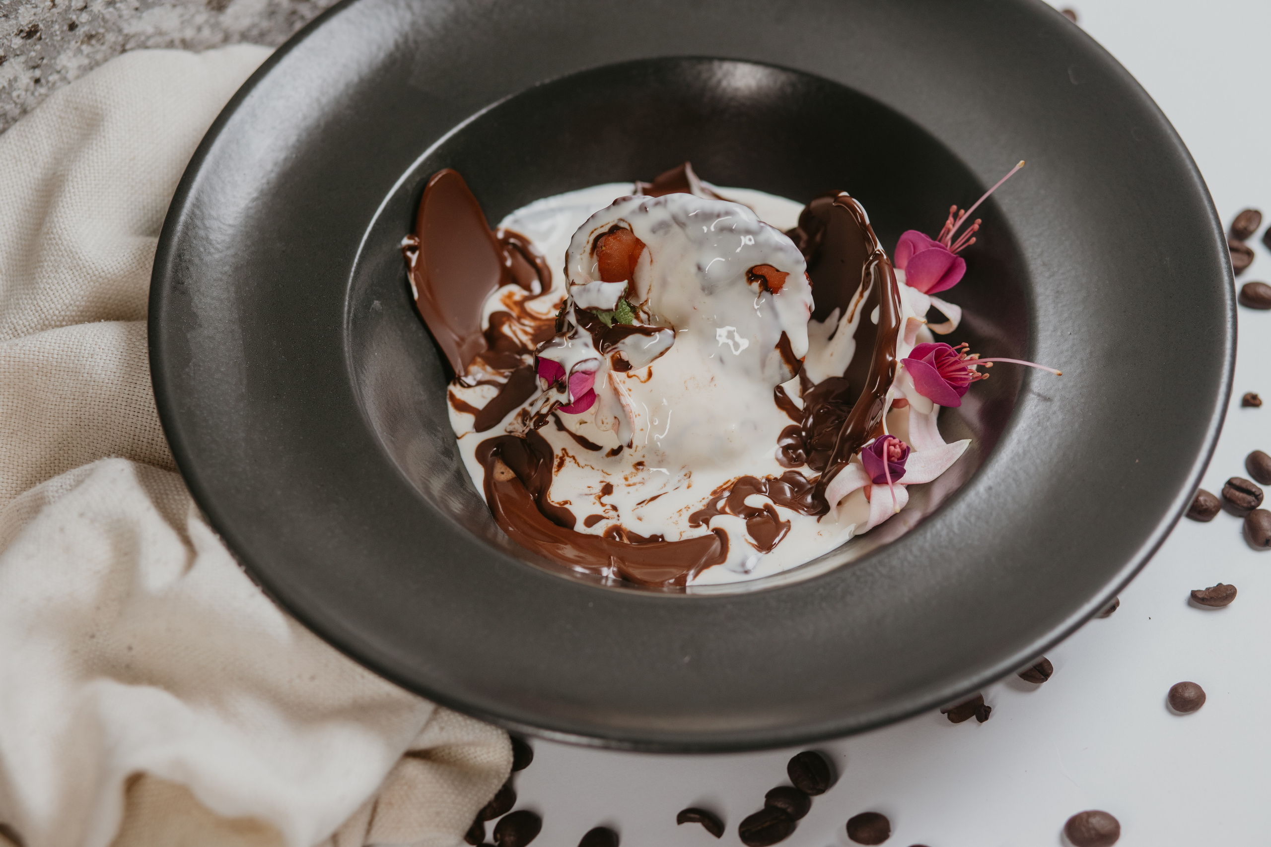 Зйомка меню для ресторану. Весільний фотограф у Львові Мирон Роксоляна