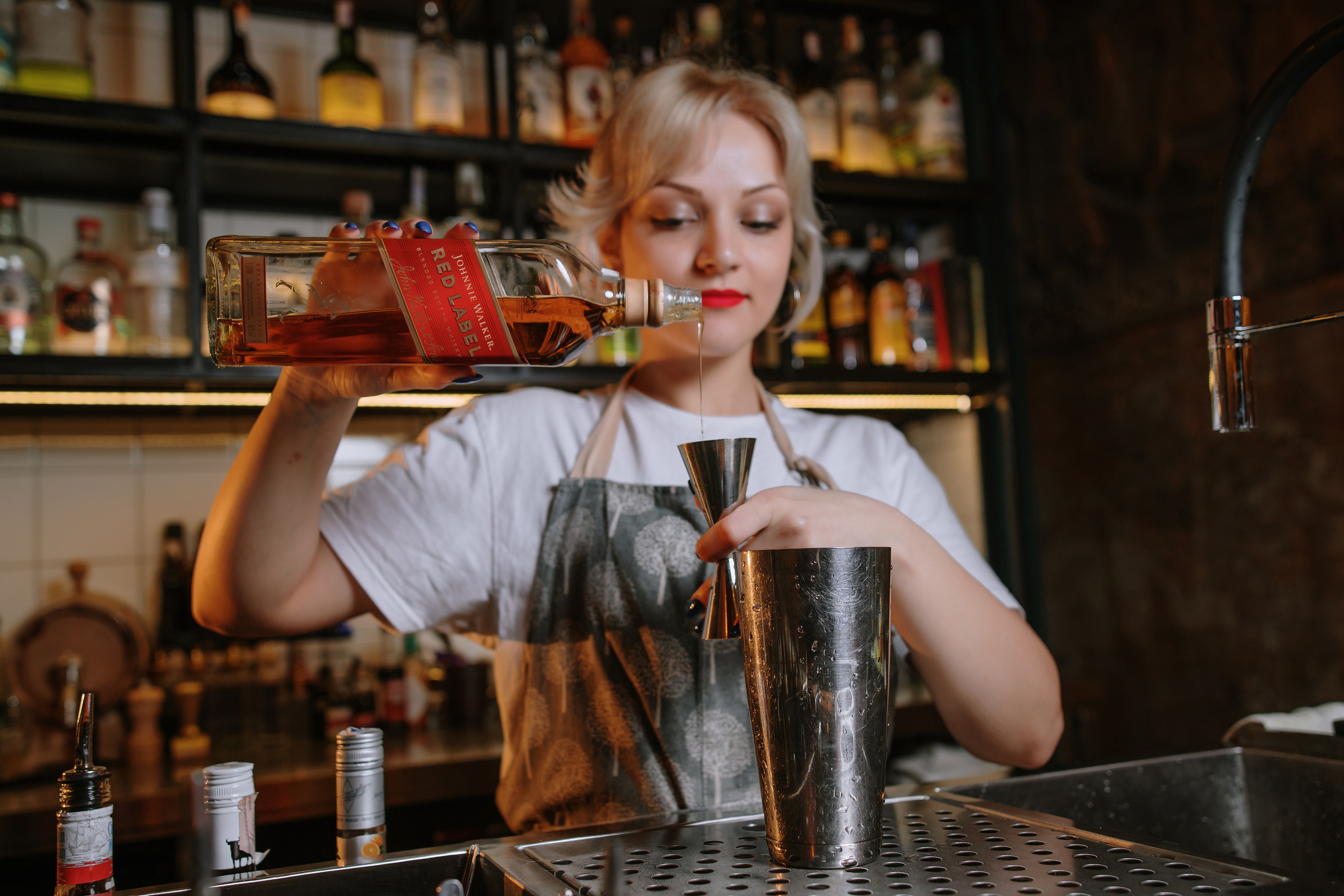 Бармен зйомка №1. Весільний фотограф у Львові Мирон Роксоляна