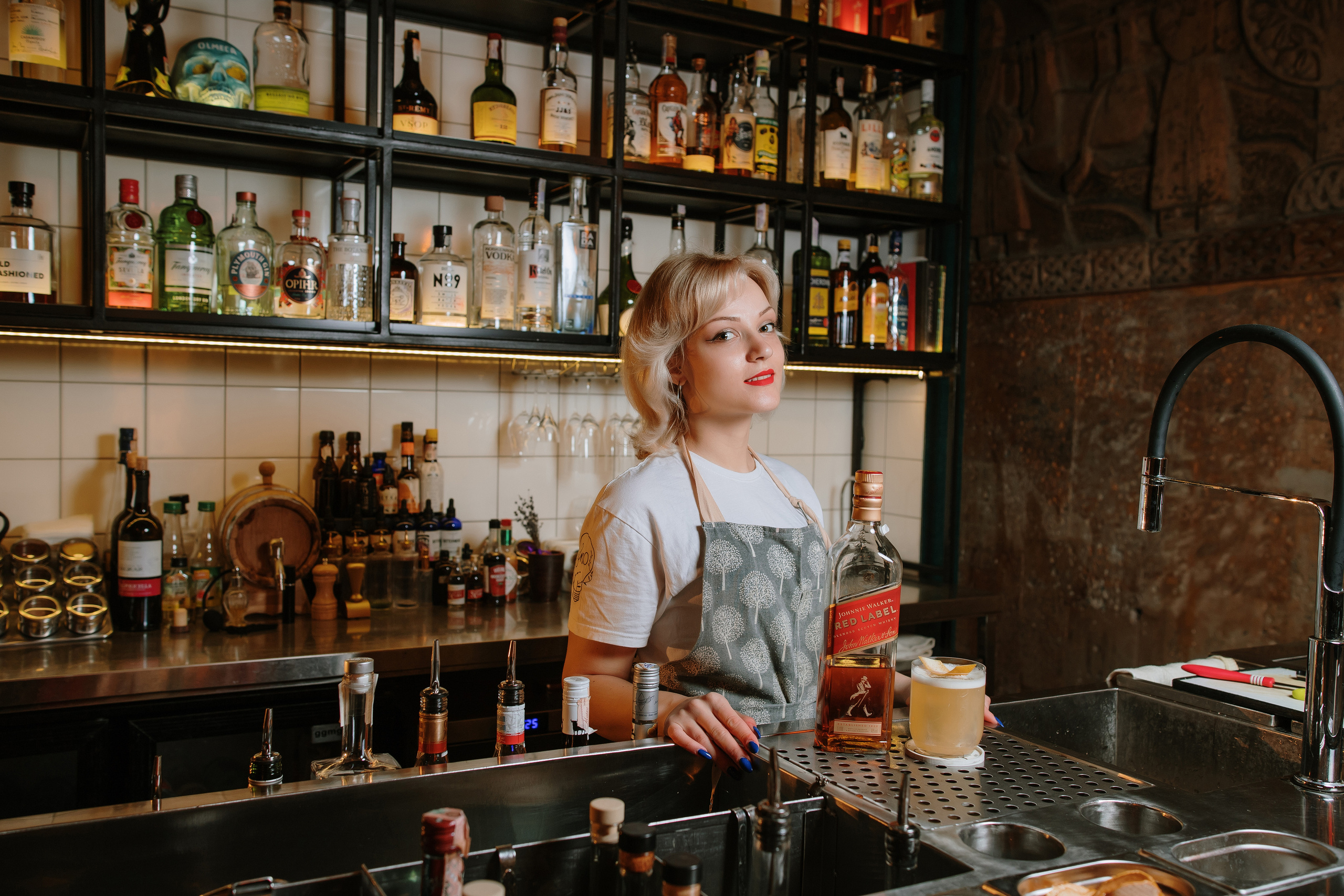 Бармен зйомка №1. Весільний фотограф у Львові Мирон Роксоляна