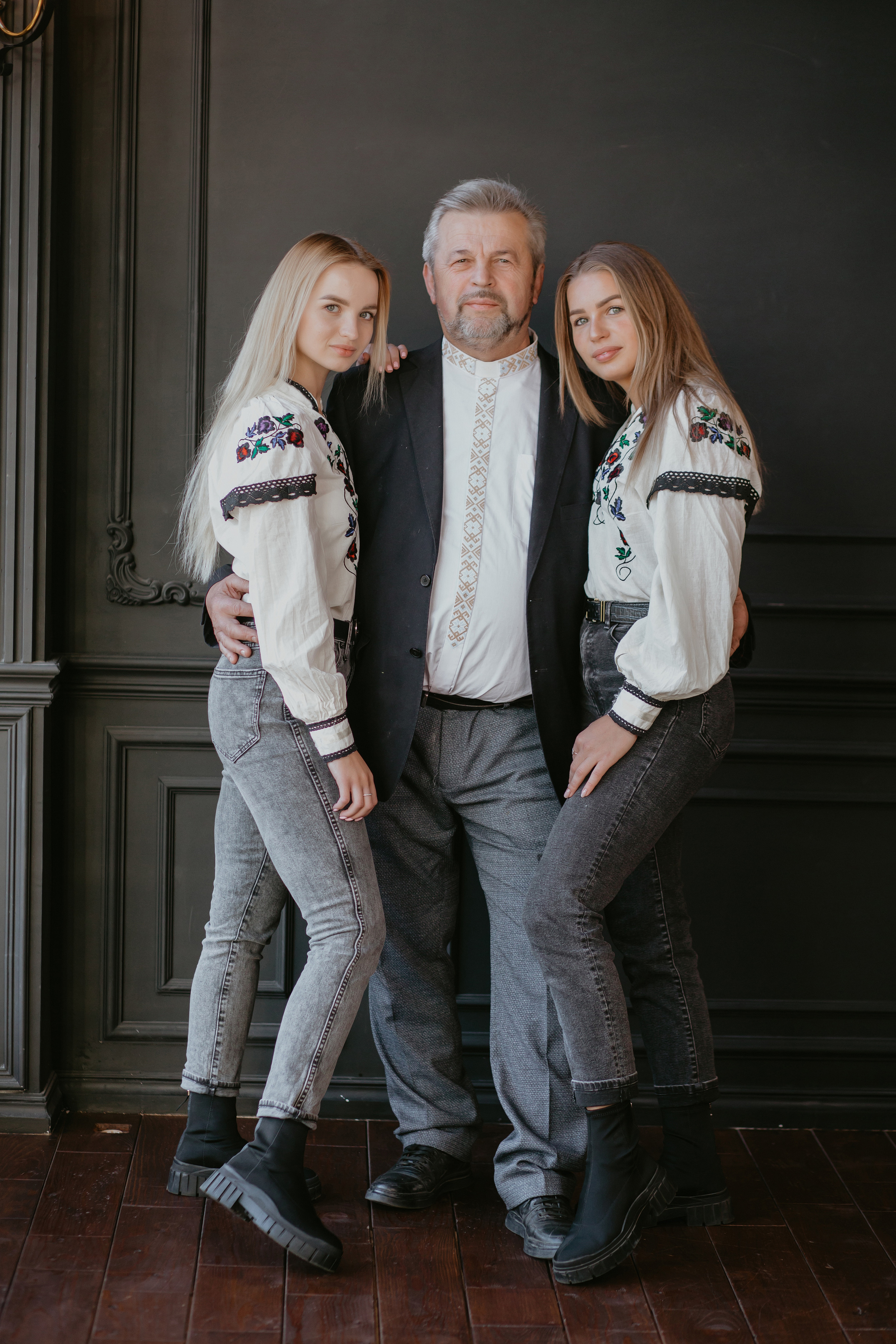 Сімейна зйомка у студії. Весільний фотограф у Львові Мирон Роксоляна