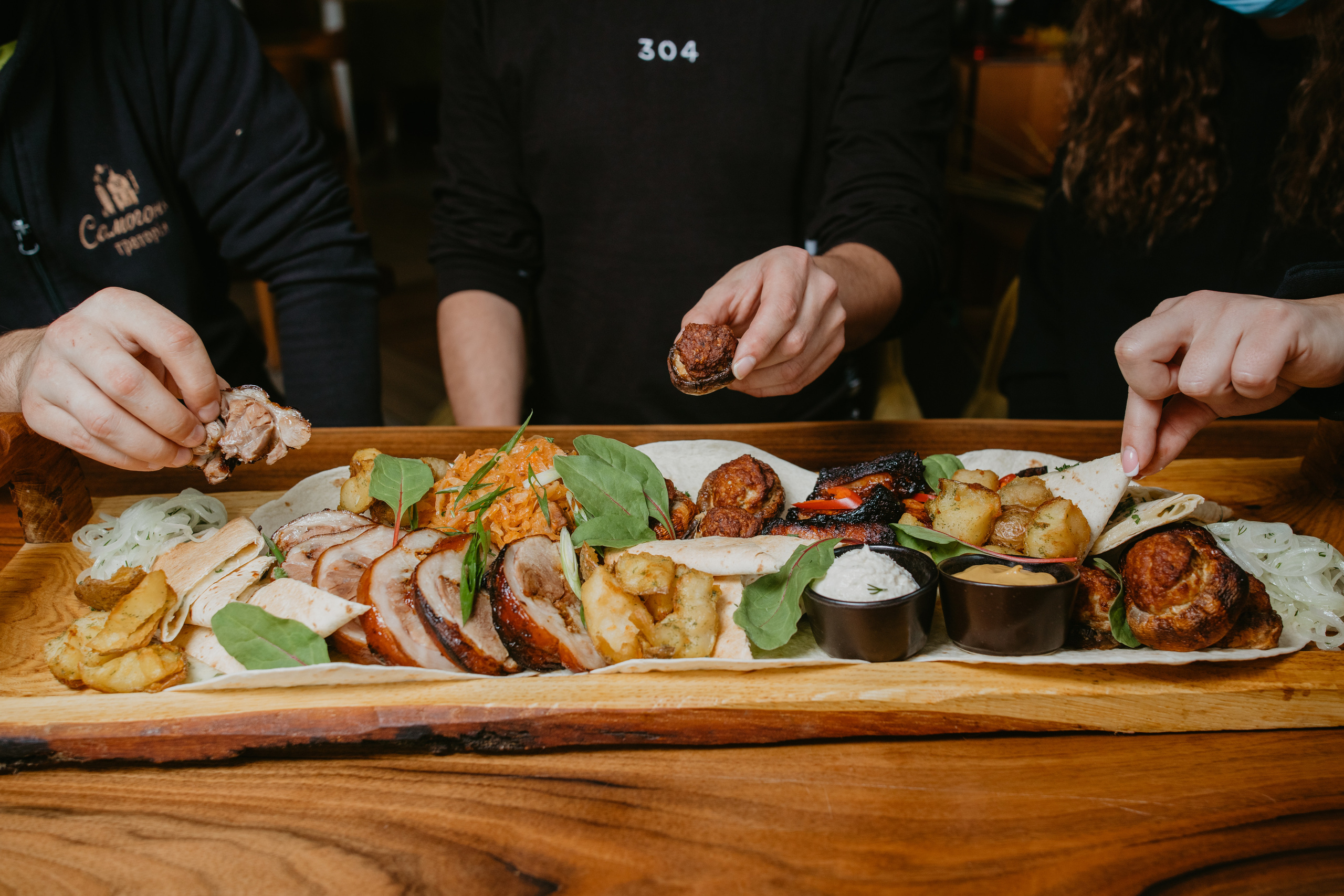 Зйомка меню для ресторану. Весільний фотограф у Львові Мирон Роксоляна