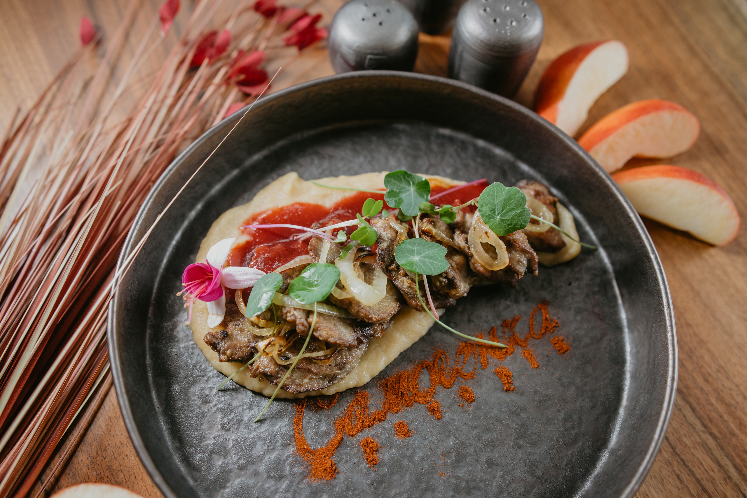 Зйомка меню для ресторану. Весільний фотограф у Львові Мирон Роксоляна