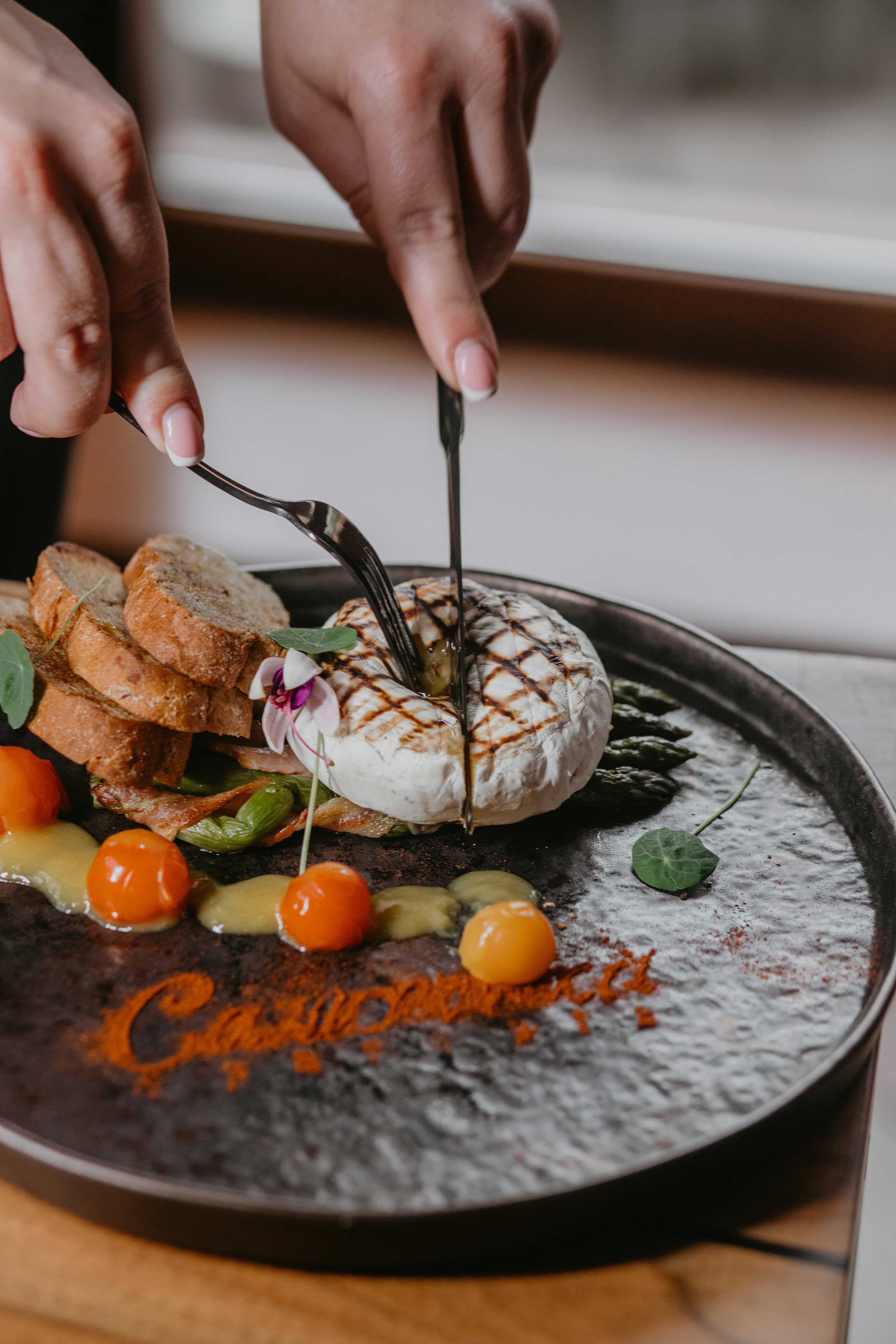 Зйомка меню для ресторану. Весільний фотограф у Львові Мирон Роксоляна