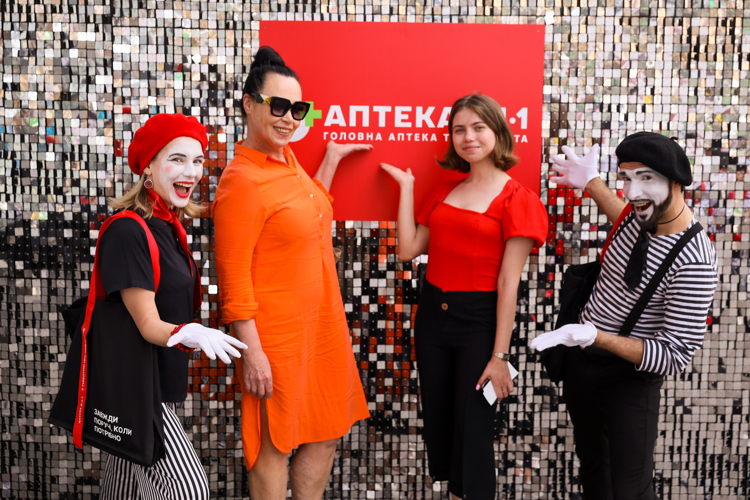 Аптека 911 (Фотомозаїка). Аренды интерактивных фотозон в Харькове