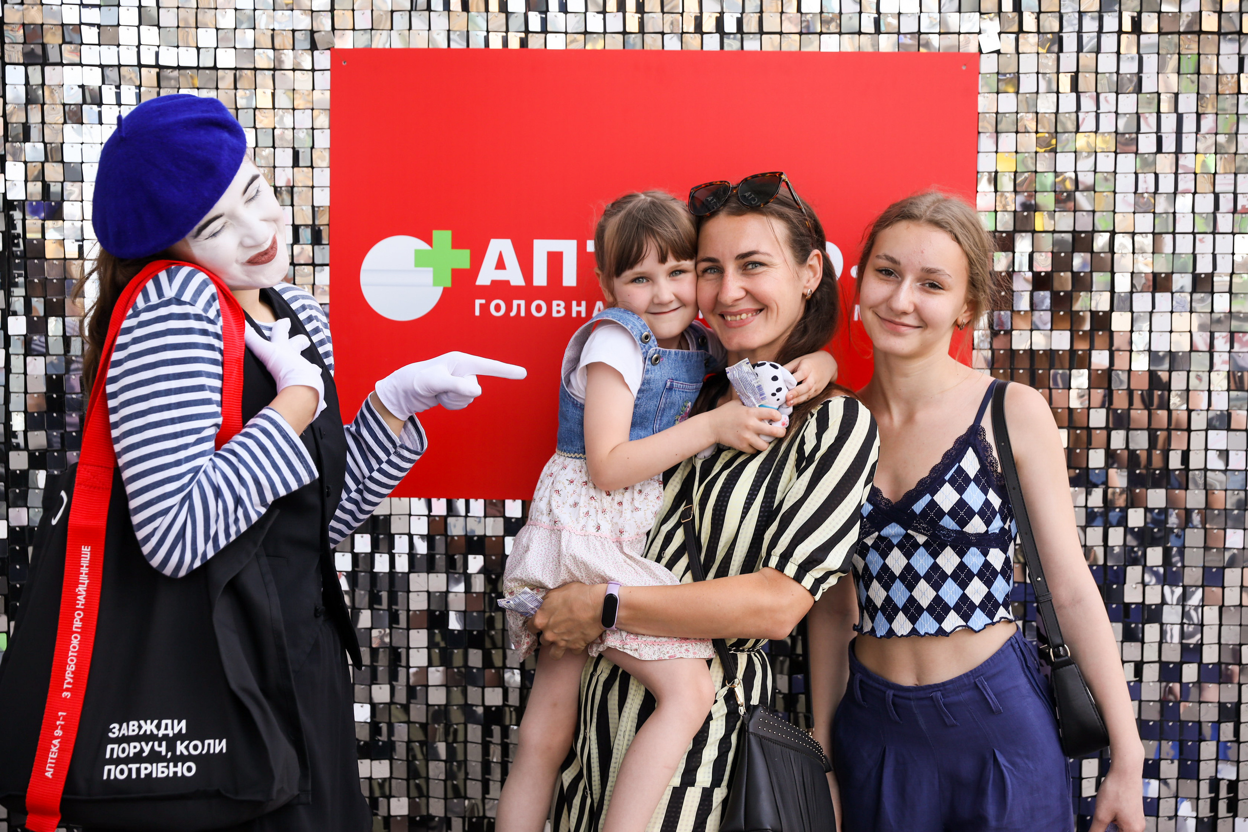 Аптека 911 (Фотомозаїка). Аренды интерактивных фотозон в Харькове