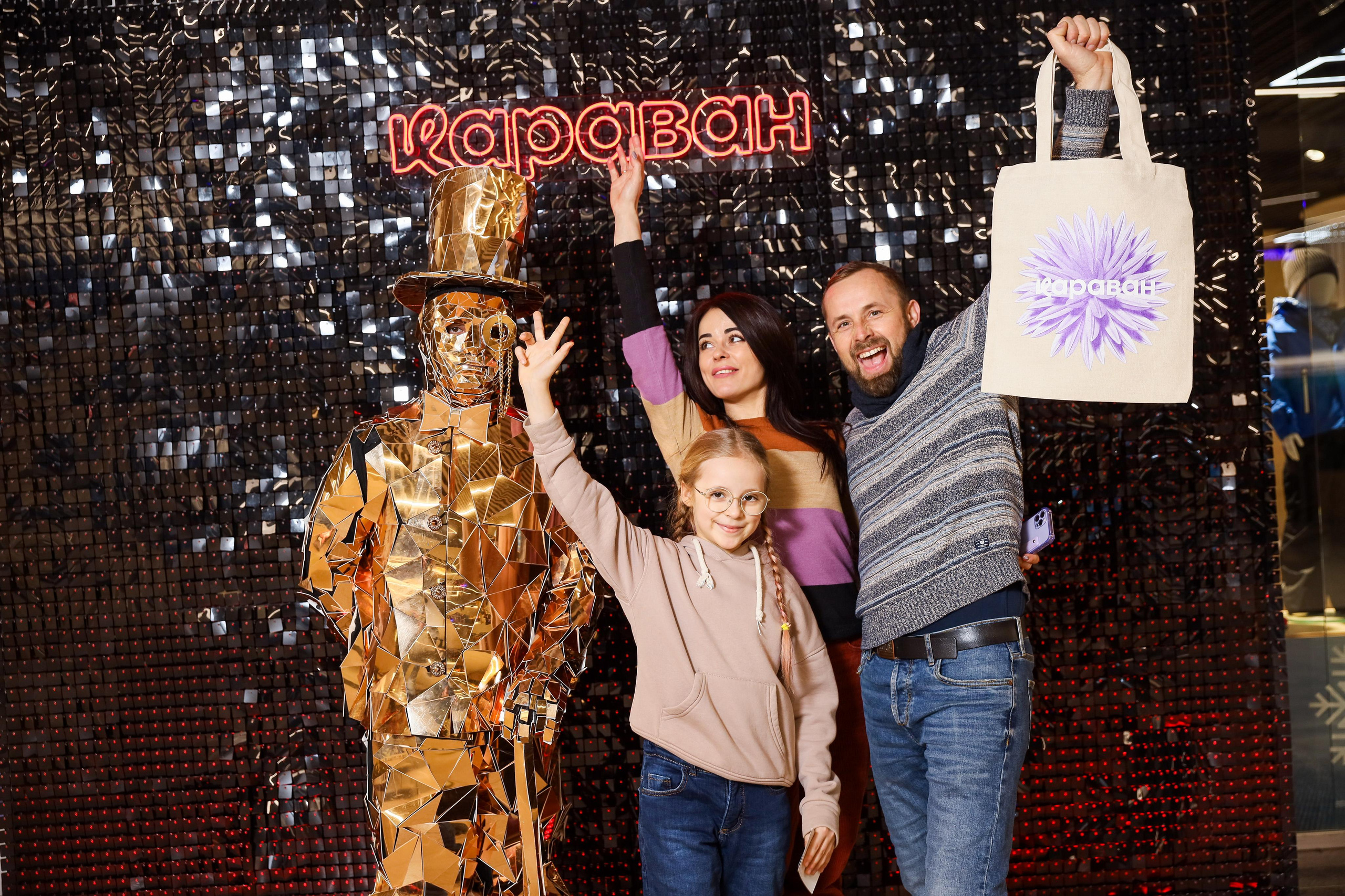 Фотомозаїка на 580 фото для ТРЦ Караван. Аренды интерактивных фотозон в Харькове