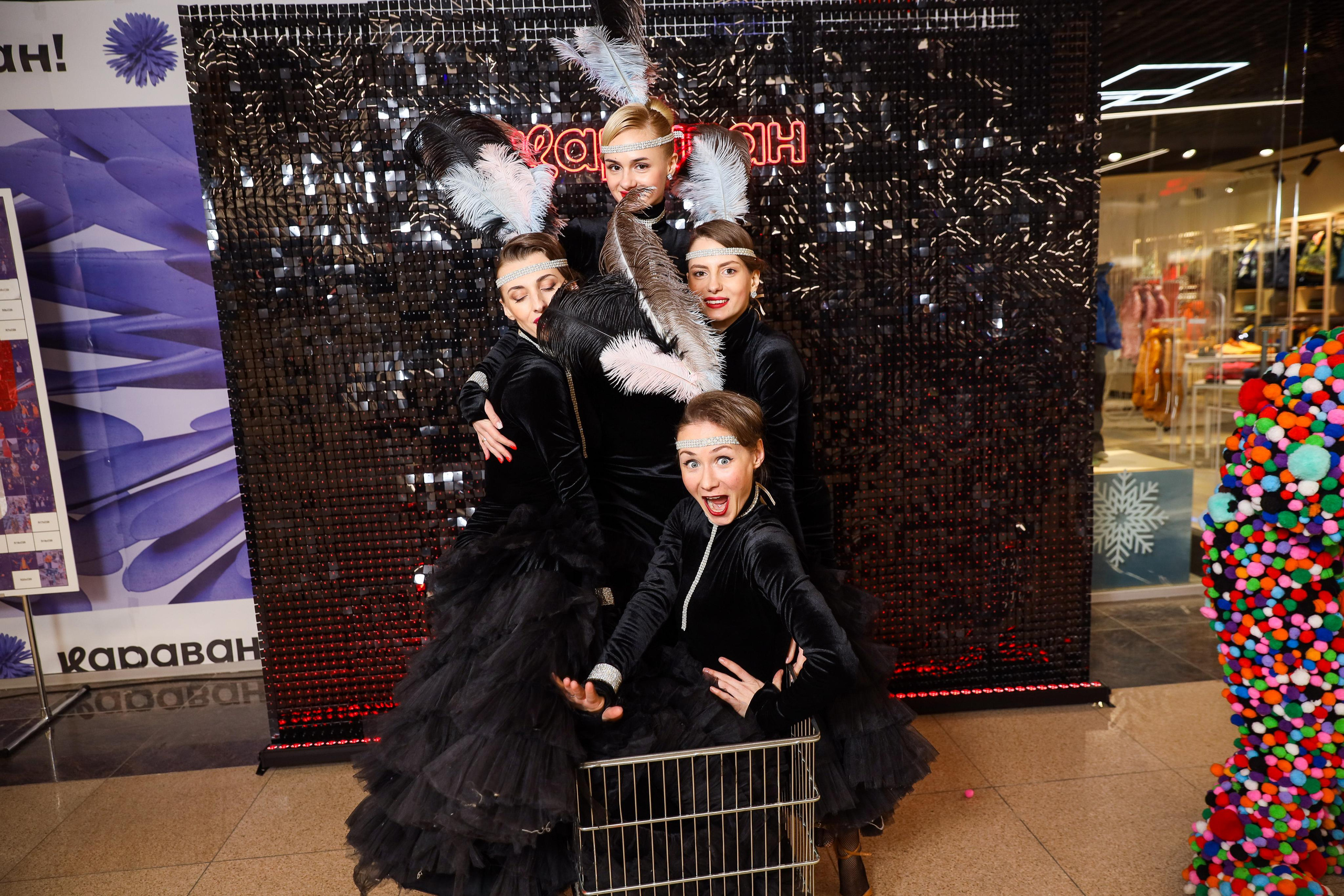 Фотомозаїка на 580 фото для ТРЦ Караван. Аренды интерактивных фотозон в Харькове