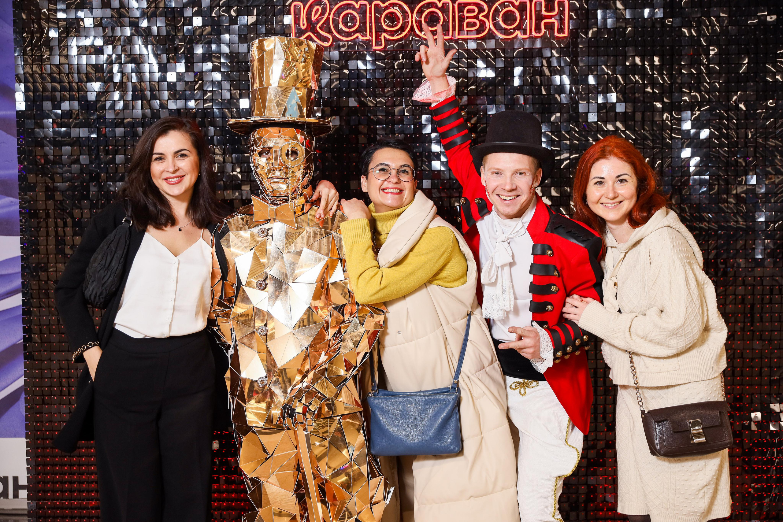 Фотомозаїка на 580 фото для ТРЦ Караван. Аренды интерактивных фотозон в Харькове