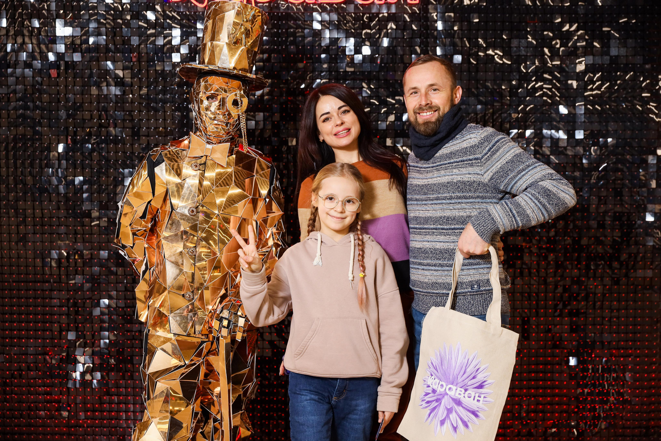 Фотомозаїка на 580 фото для ТРЦ Караван. Аренды интерактивных фотозон в Харькове