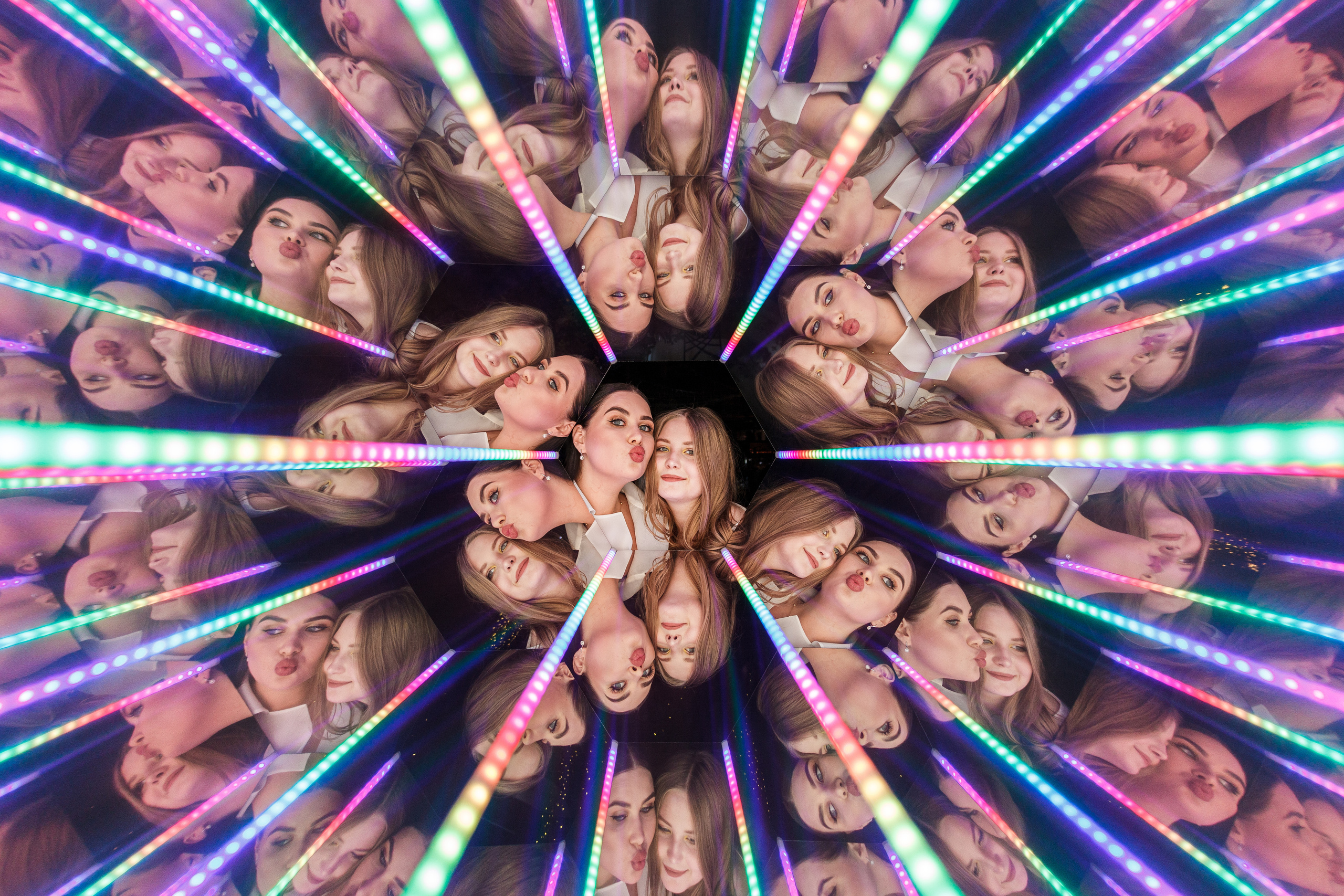 Калейдоскоп на свадьбе Алексея и Ання. Аренды интерактивных фотозон в Харькове