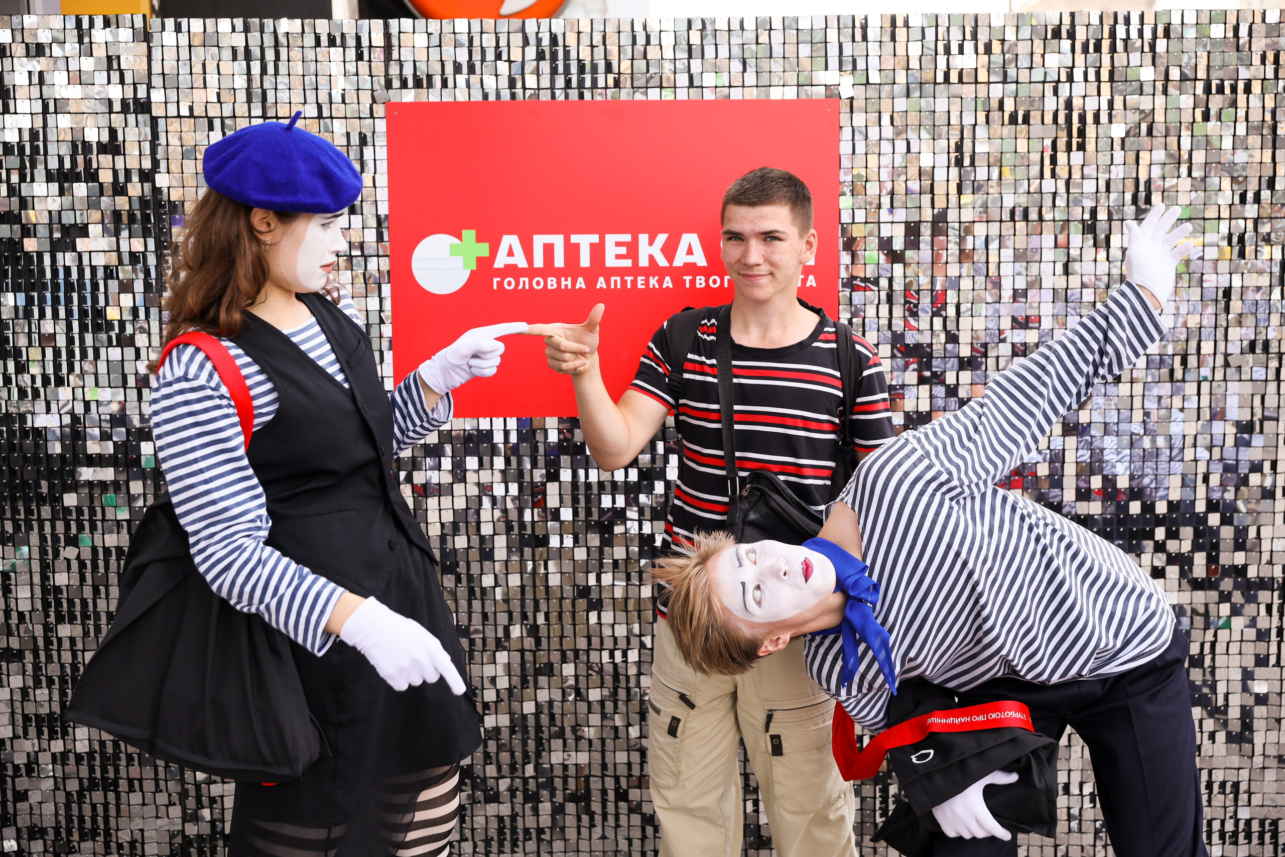 Аптека 911 (Фотомозаїка). Аренды интерактивных фотозон в Харькове