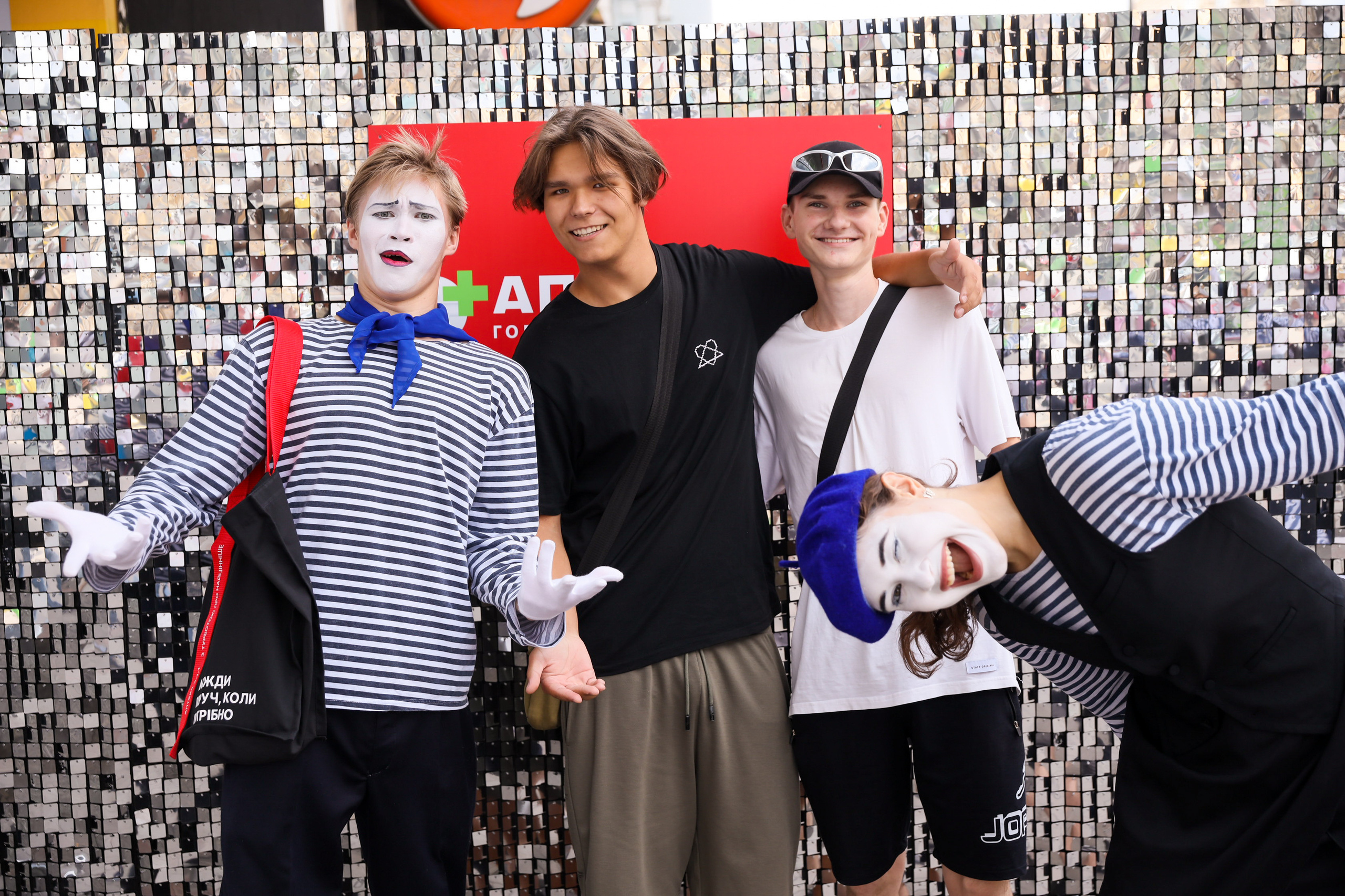 Аптека 911 (Фотомозаїка). Аренды интерактивных фотозон в Харькове