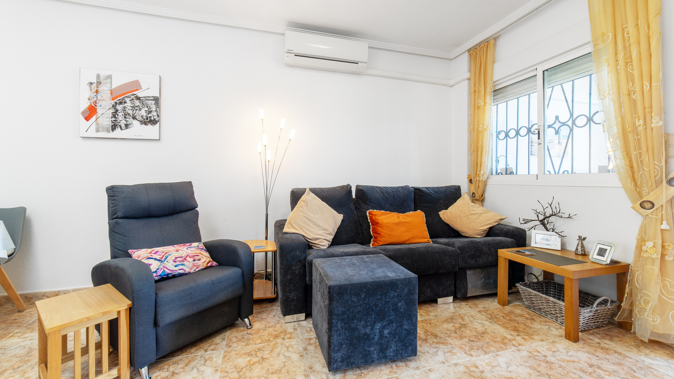 Гостиная с мягким светом – профессиональная фотосъёмка недвижимости