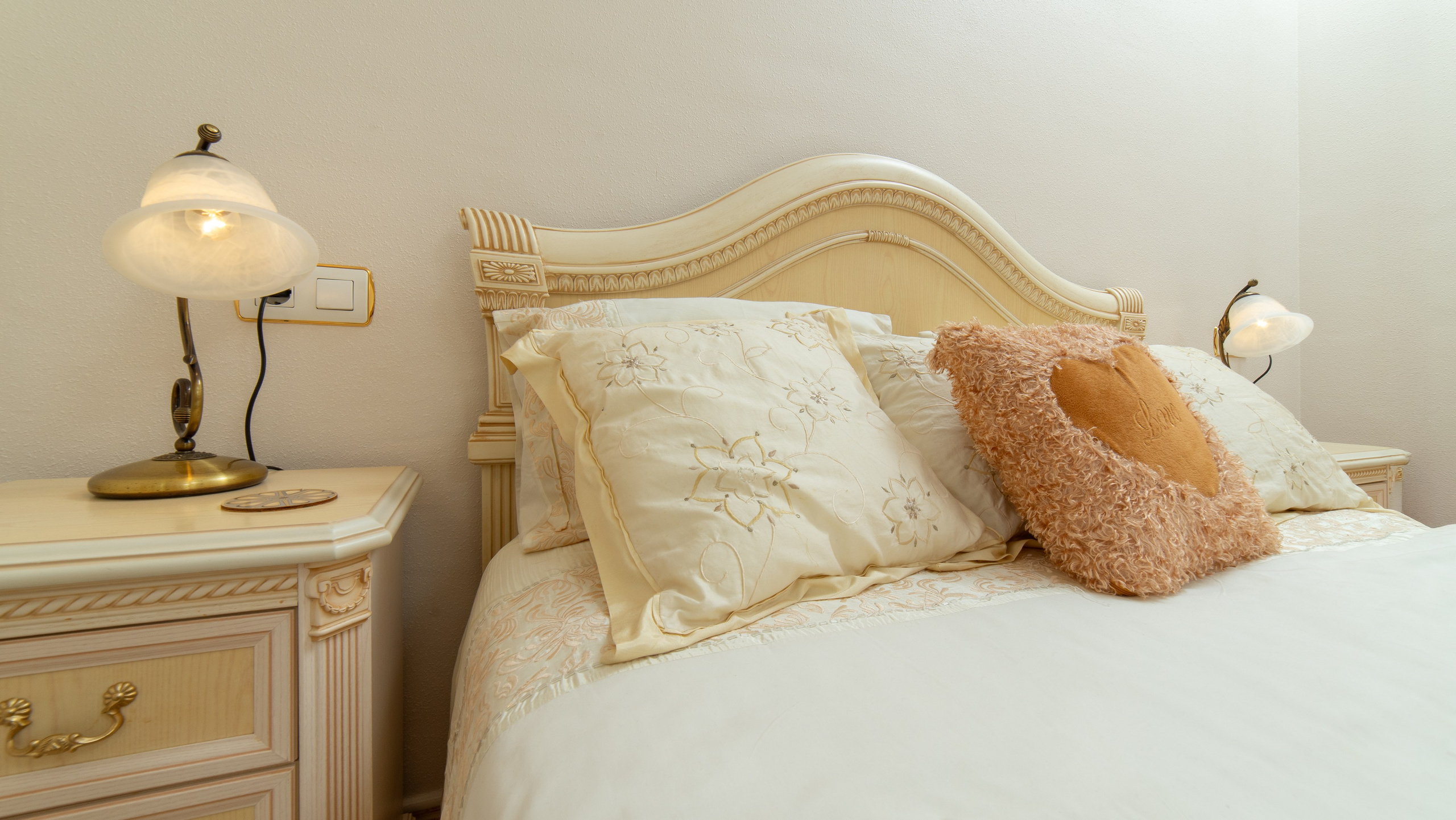 Спальня с текстильным декором – фото интерьеров на заказ