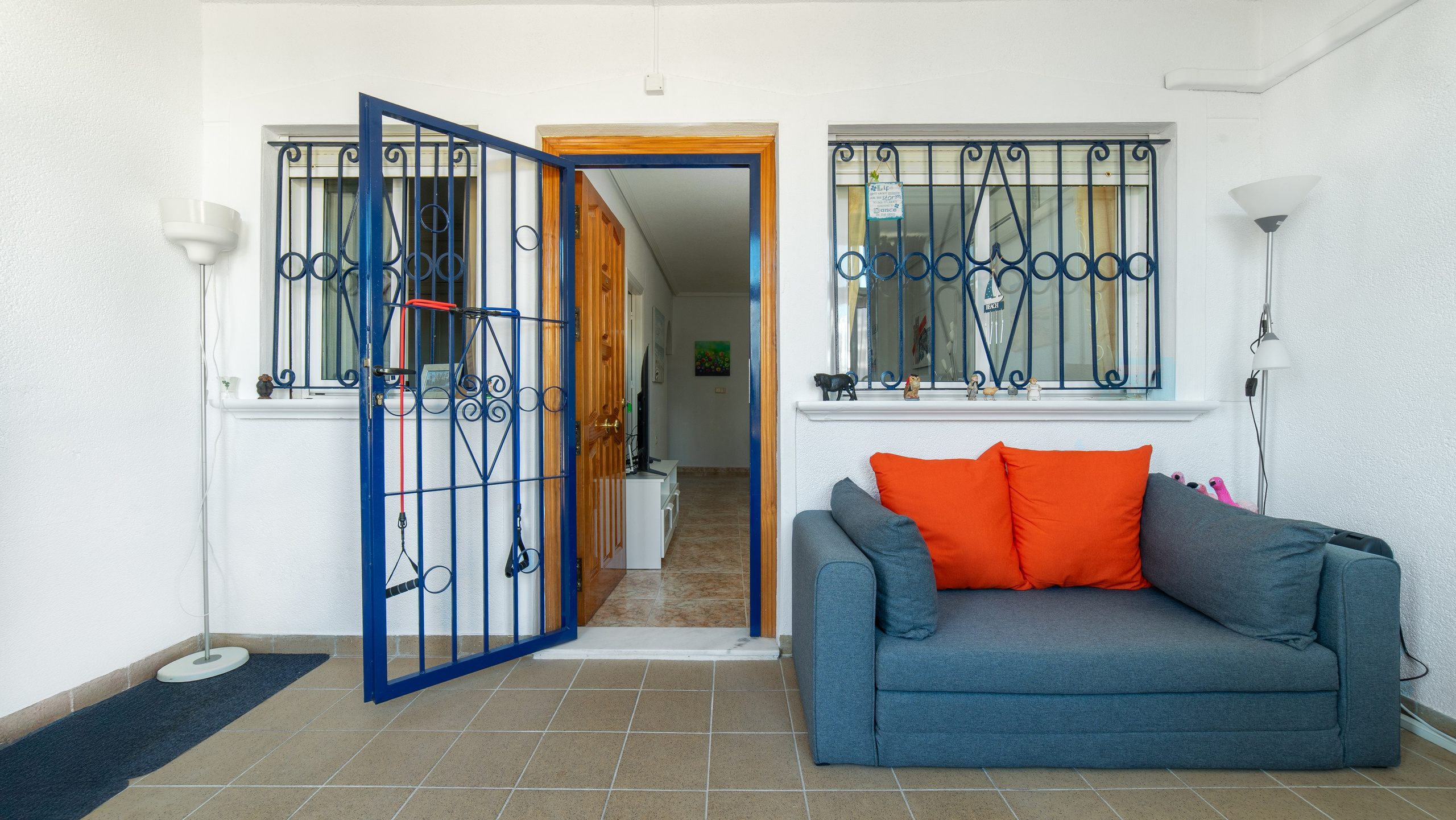 Современный дом с дизайнерским интерьером – фото для агентств