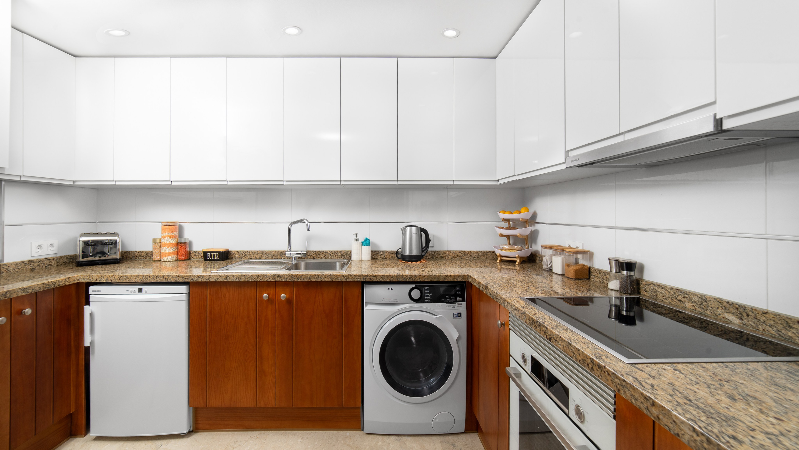 Современная кухня с островом – фотосъёмка для риэлторов