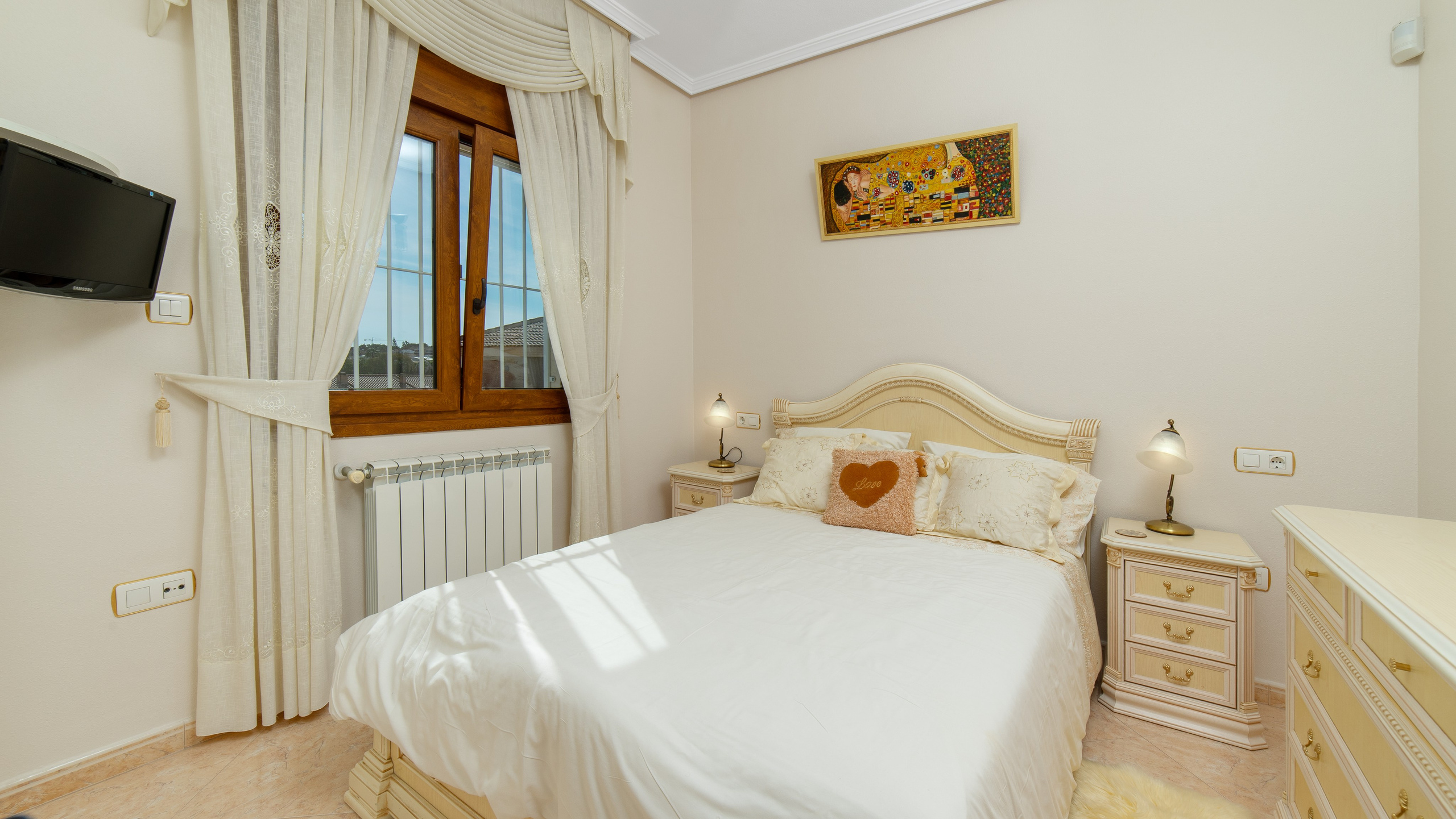 Светлая спальня с современным дизайном – фото для риэлторов