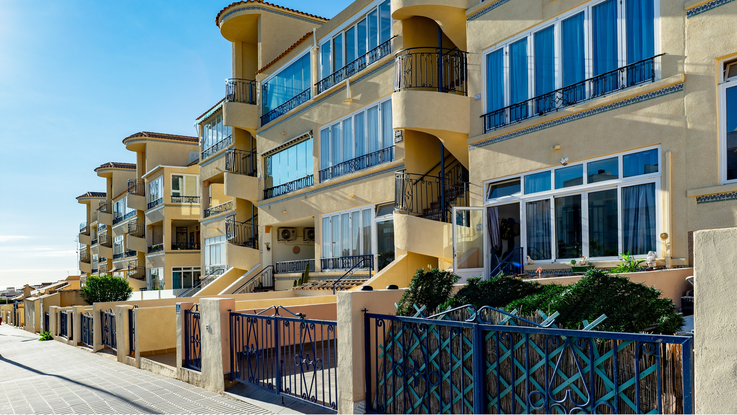 Вид на виллы в Коста-Бланке – съёмка для риэлторов