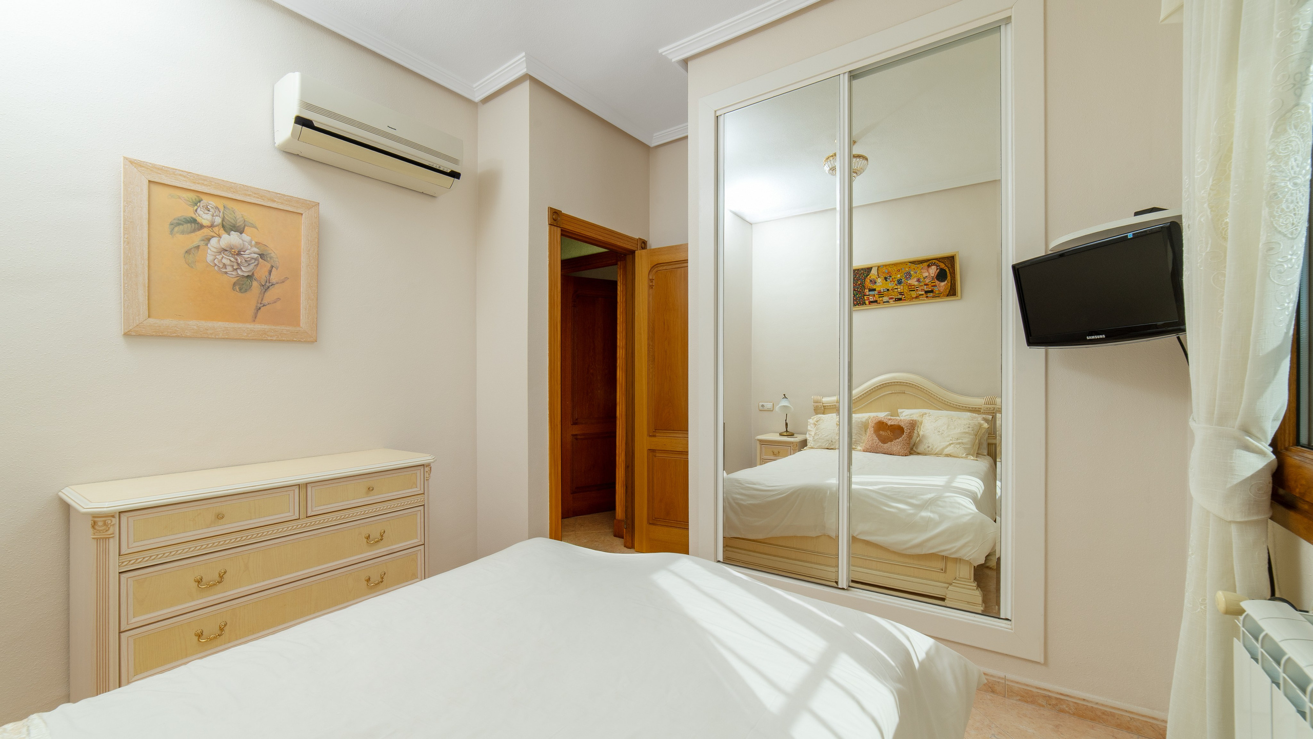 Светлая спальня с современным дизайном – фото для риэлторов