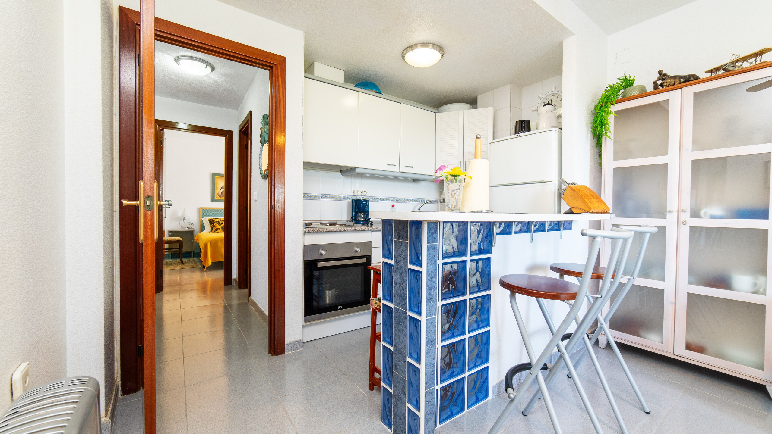 Столовая зона с дизайнерскими креслами – интерьерная фотосъёмка