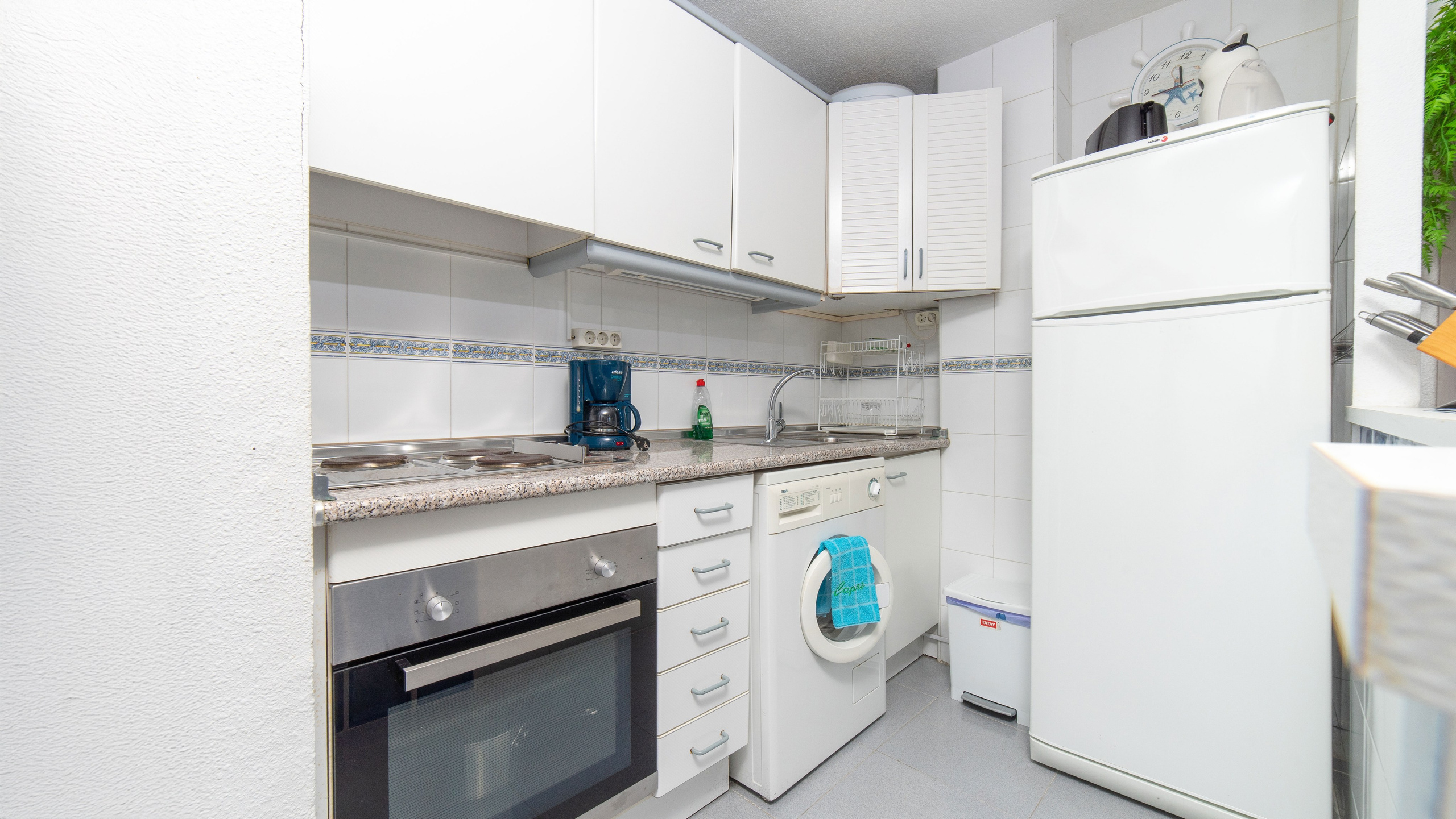 Столовая зона с дизайнерскими креслами – интерьерная фотосъёмка