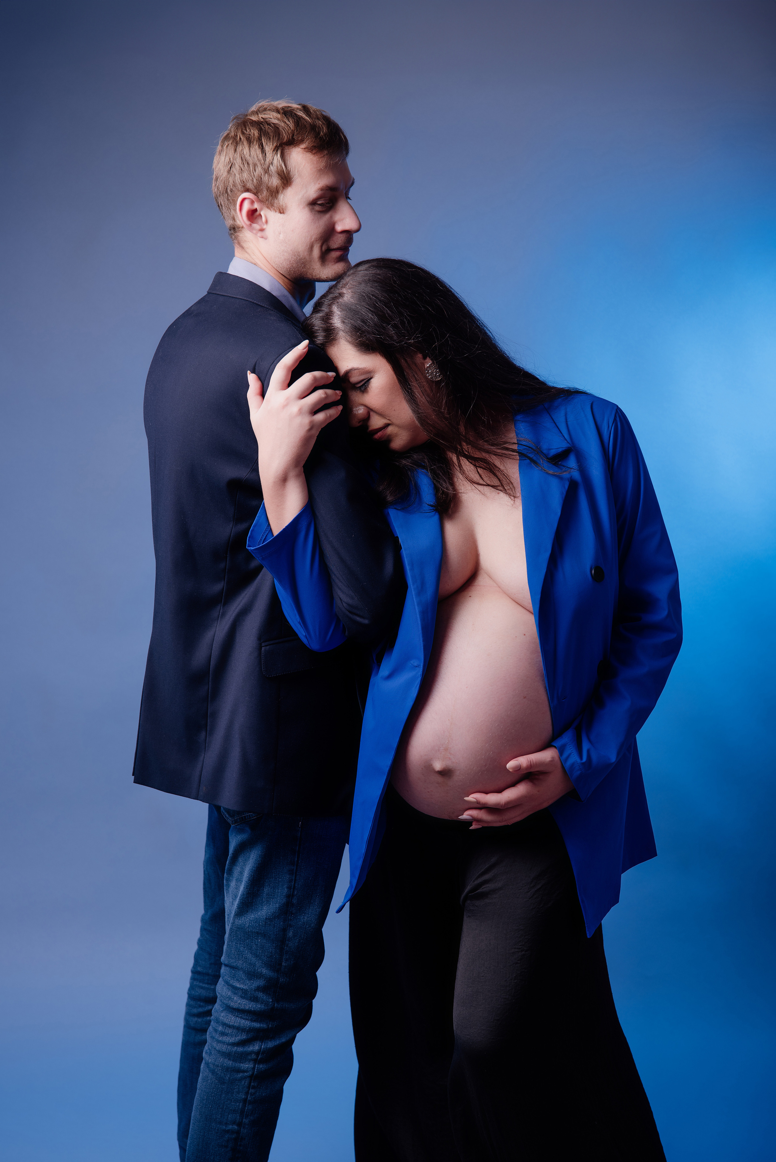 Maternity photoshoot in a studio. Photographer in Israel Luba Ternavskaya
