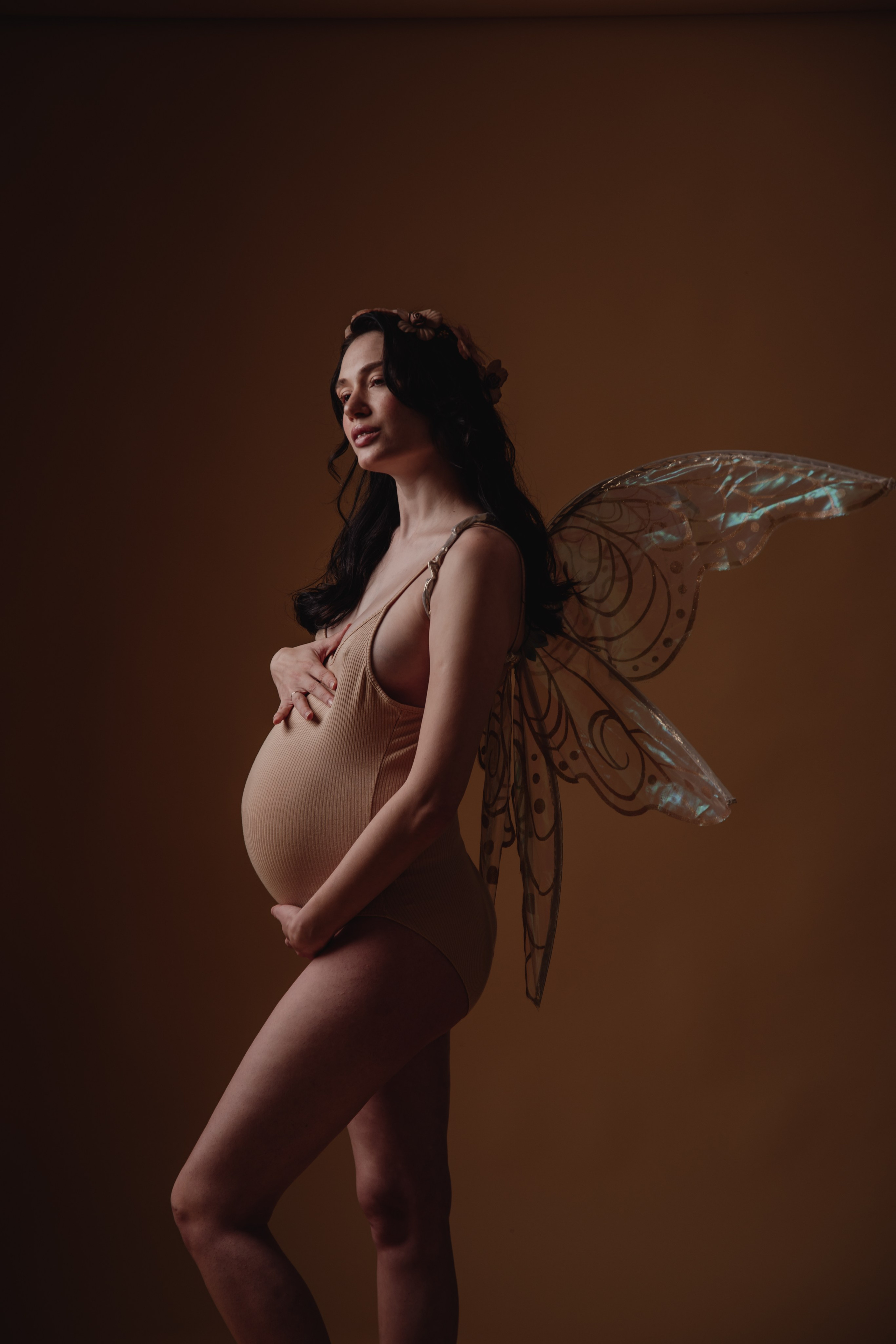 Maternity photoshoot in a studio. Photographer in Israel Luba Ternavskaya
