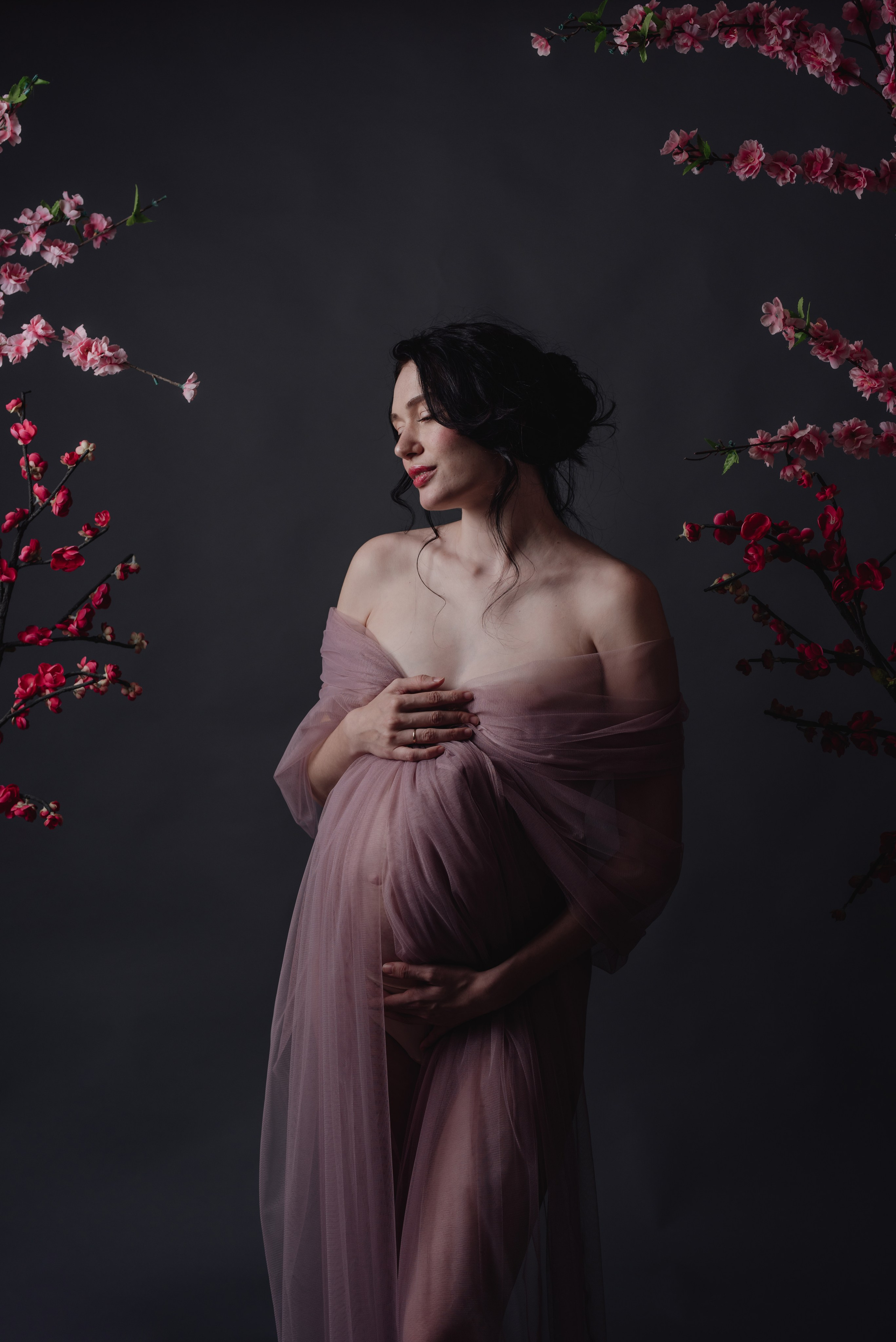 Maternity photoshoot in a studio. Photographer in Israel Luba Ternavskaya