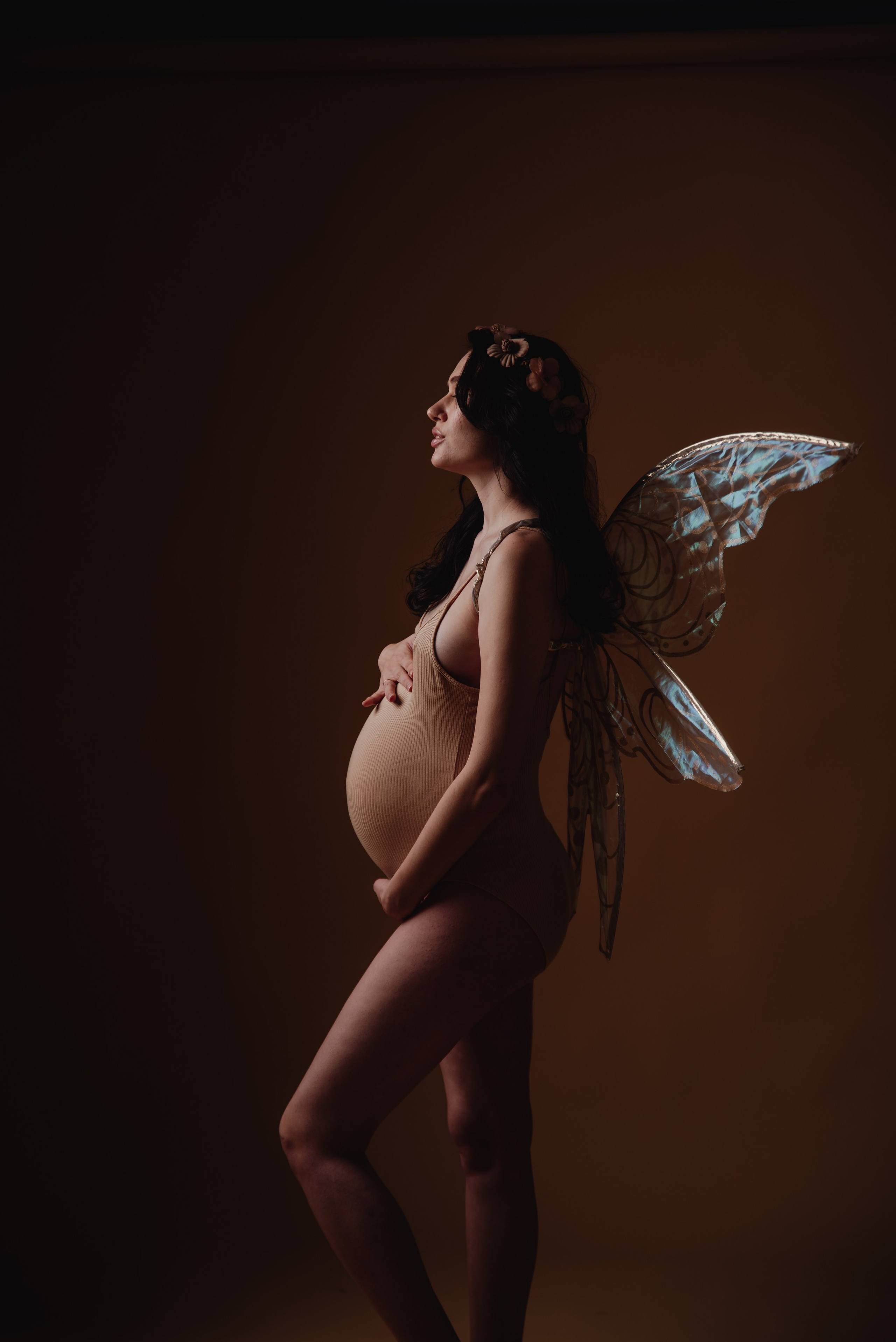 Maternity photoshoot in a studio. Photographer in Israel Luba Ternavskaya