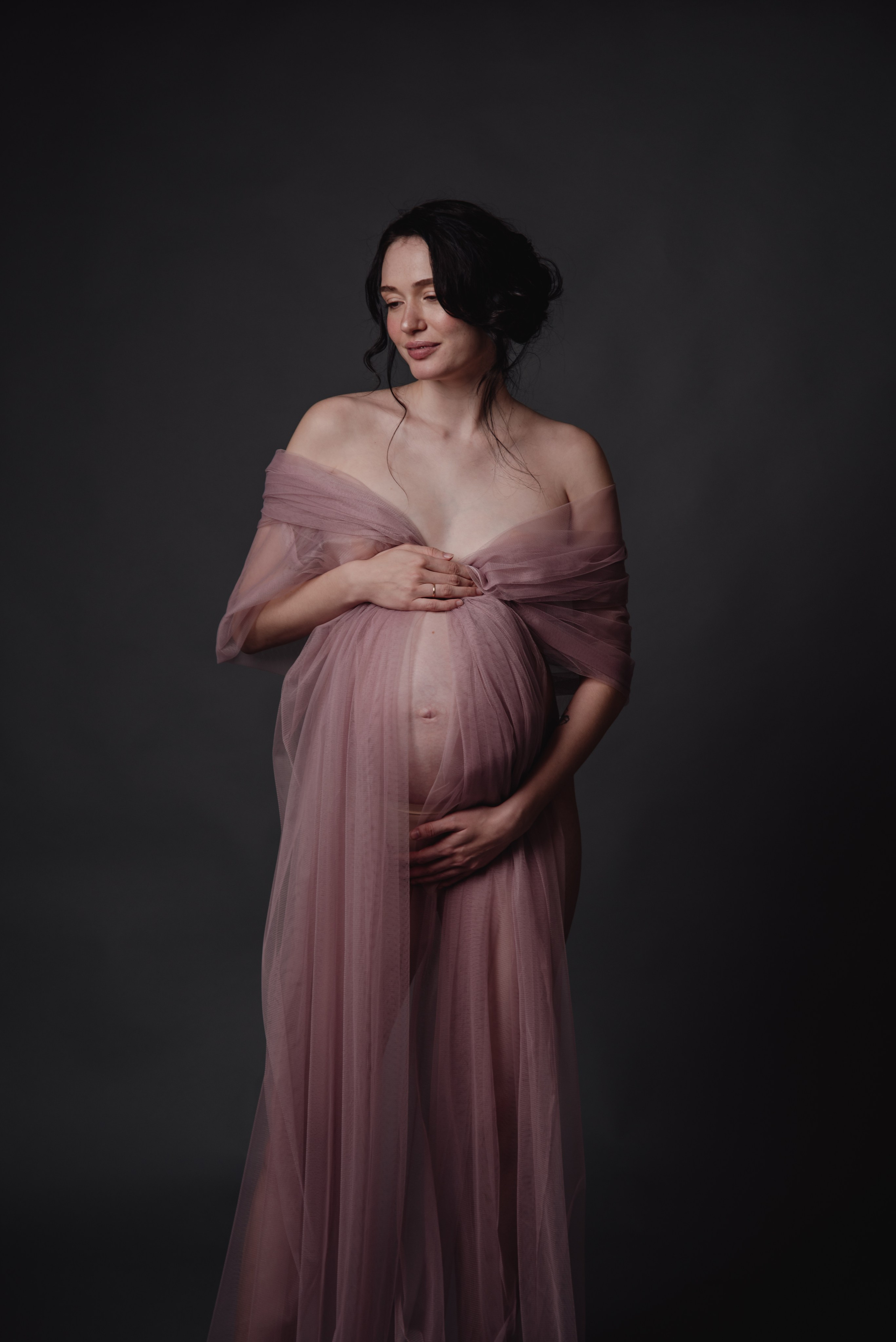 Maternity photoshoot in a studio. Photographer in Israel Luba Ternavskaya