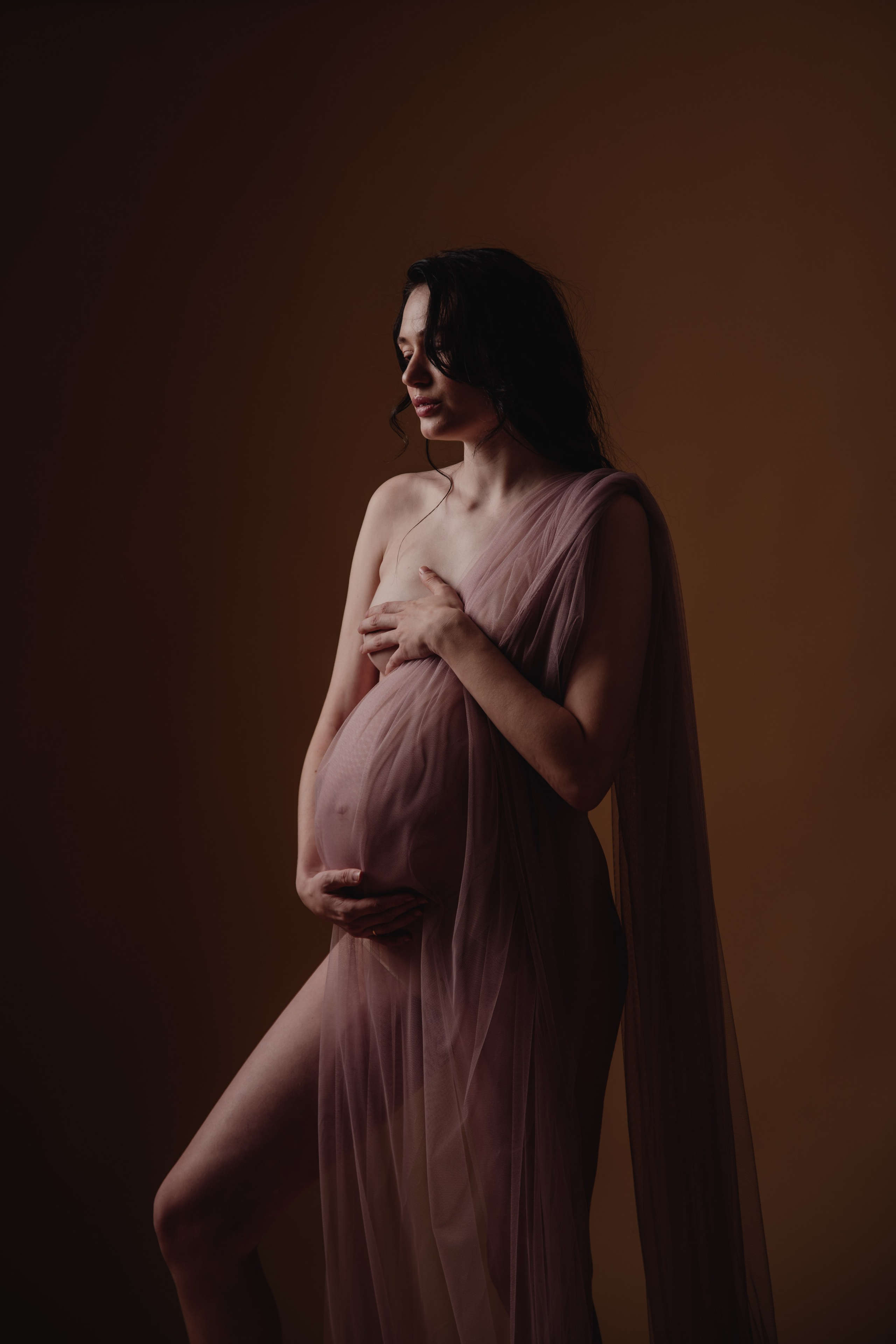 Maternity photoshoot in a studio. Photographer in Israel Luba Ternavskaya