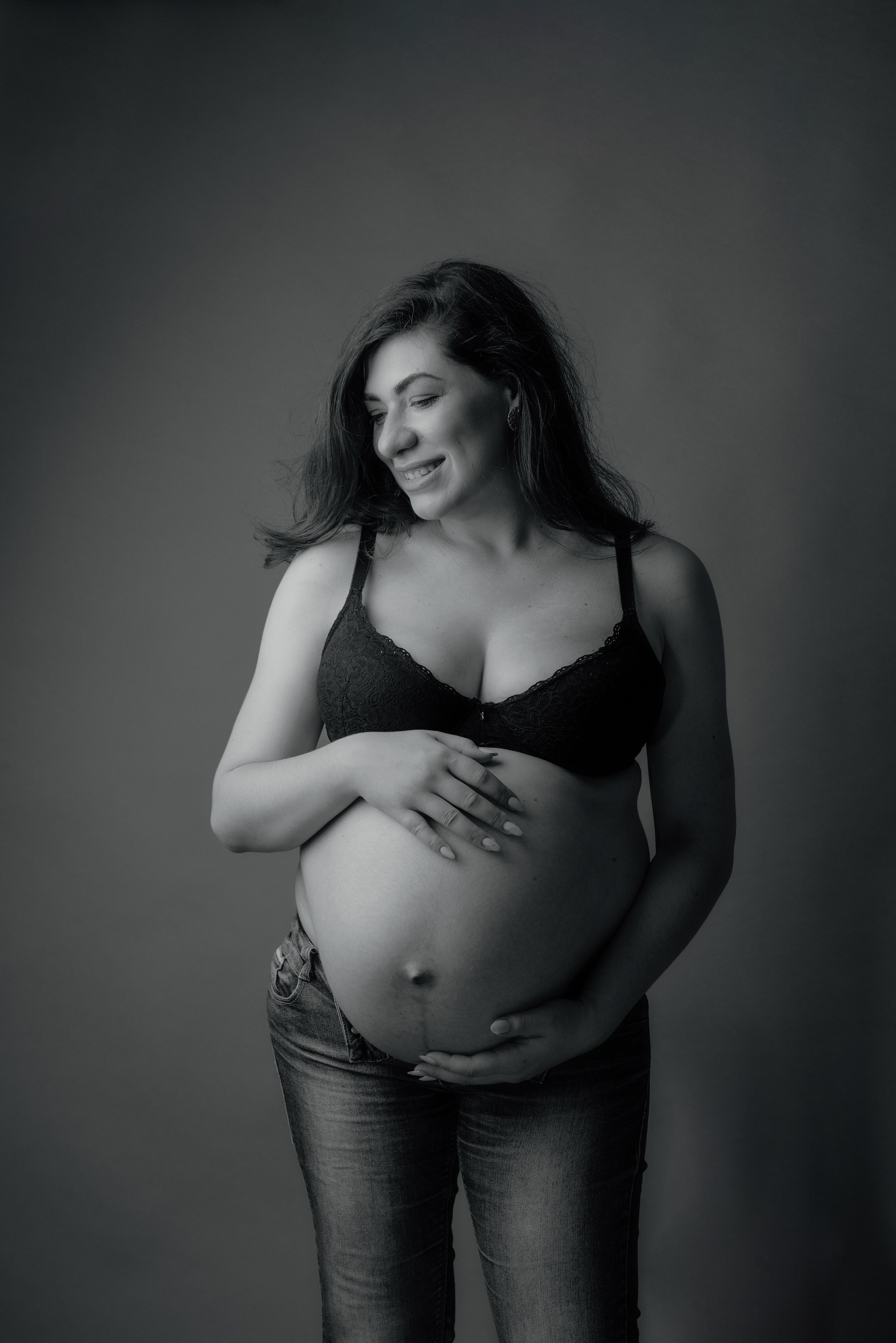 Maternity photoshoot in a studio. Photographer in Israel Luba Ternavskaya