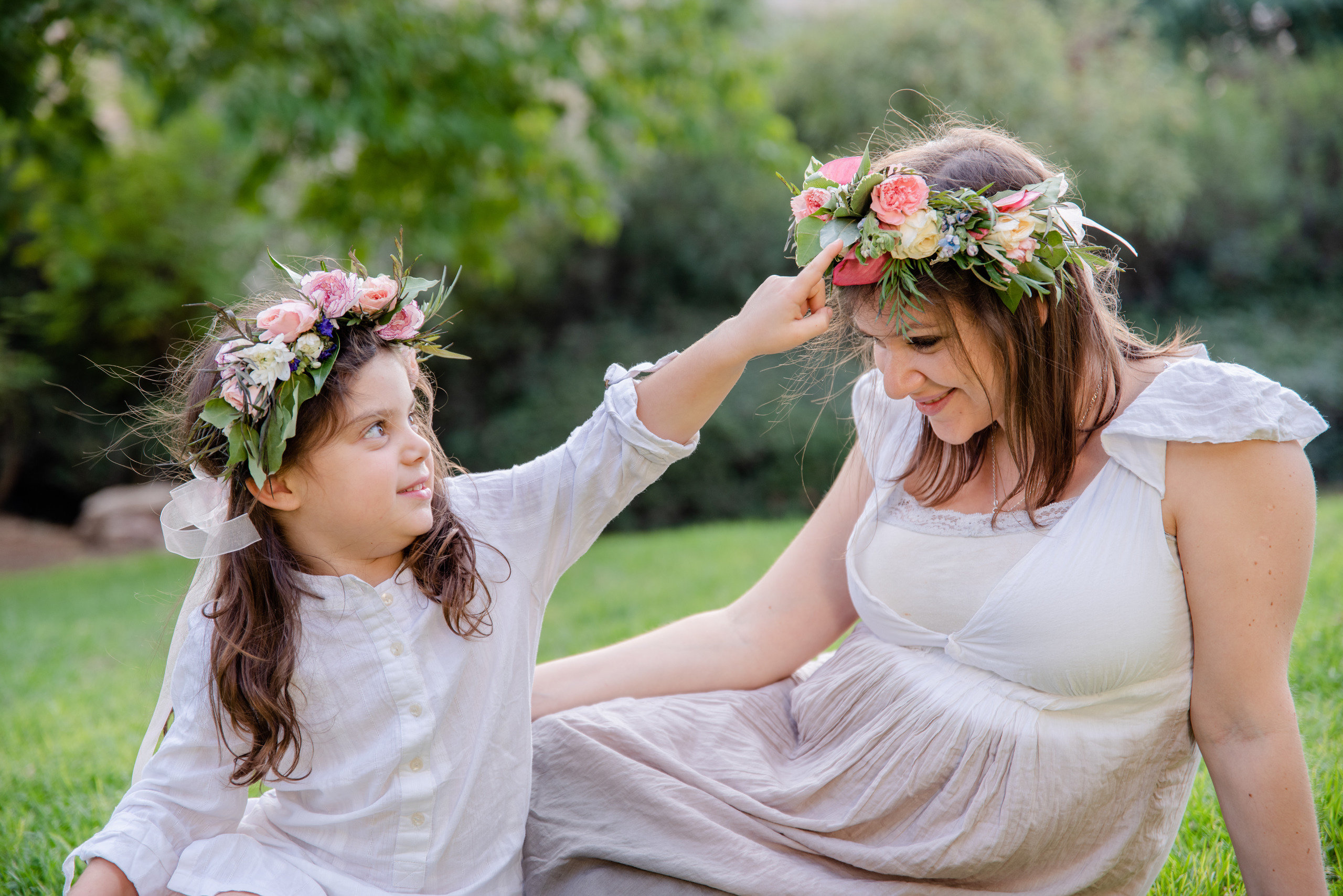 Photography with flowers mom and daughter. Photographer in Israel Luba Ternavskaya