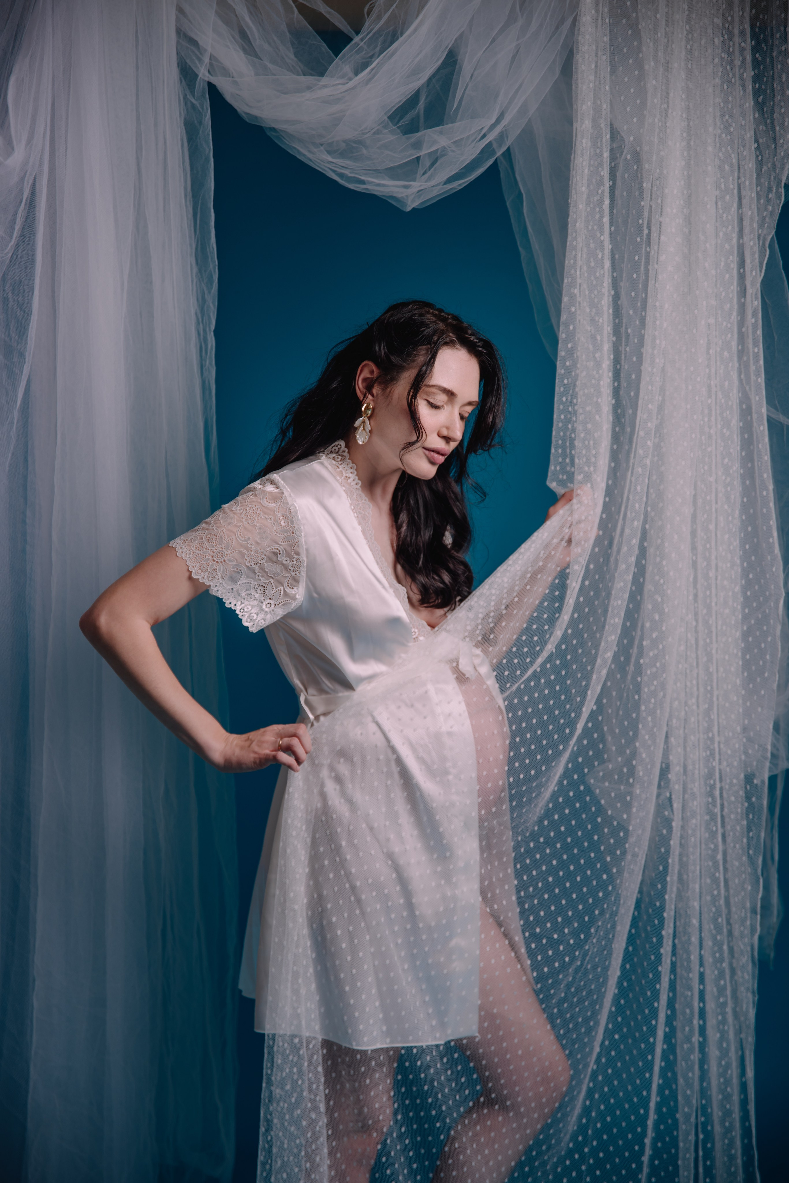 Maternity photoshoot in a studio. Photographer in Israel Luba Ternavskaya