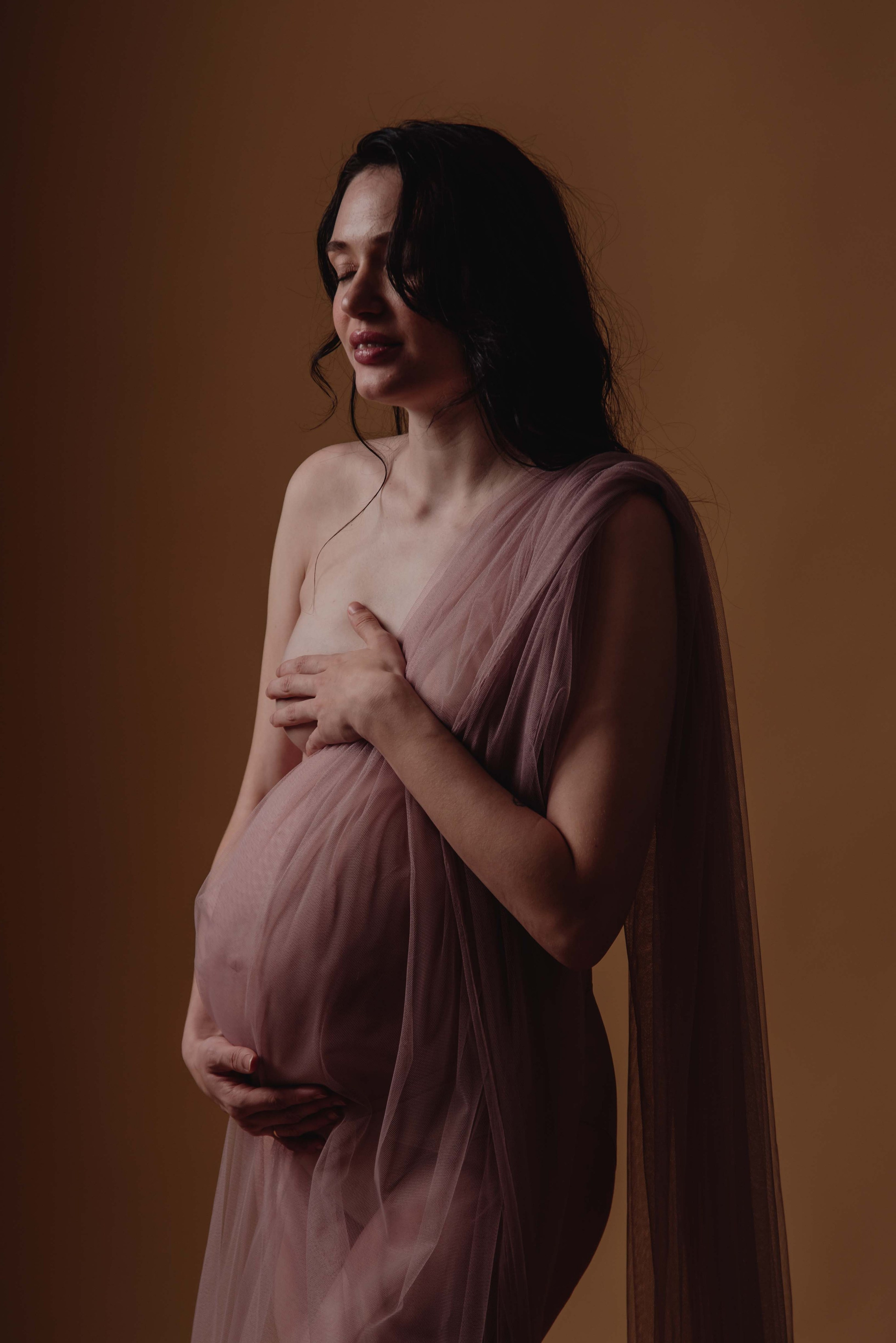 Maternity photoshoot in a studio. Photographer in Israel Luba Ternavskaya